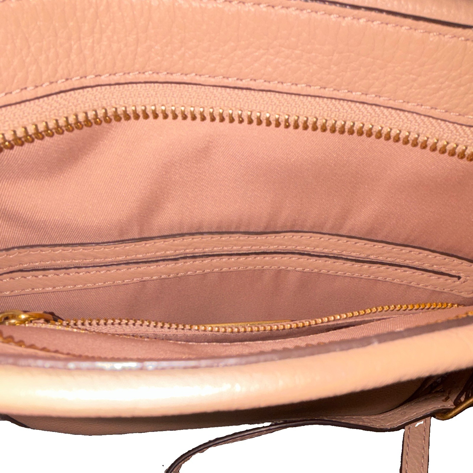Tory Burch Beige Pebbled Crossbody Bag Gold Hardware Tassel Logo Zip Card