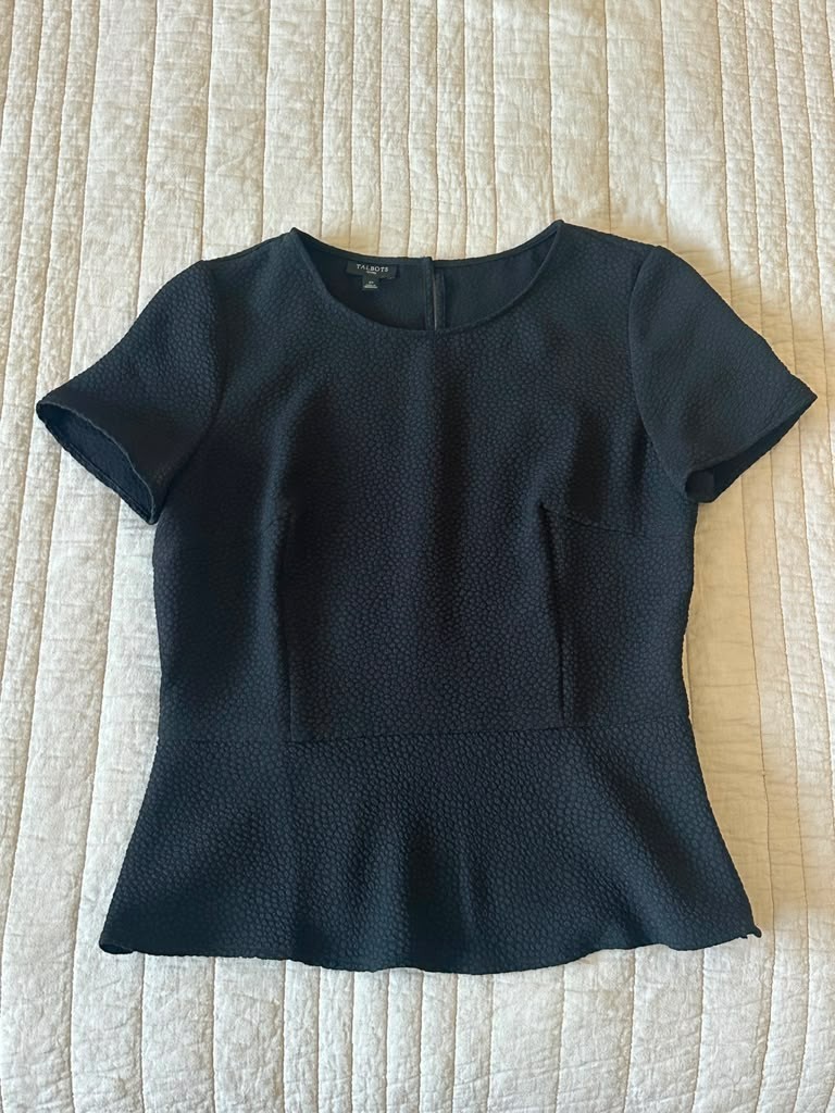 Talbots Petites 2P Black Textured Peplum Top Short Sleeve Side Zip Back Keyhole