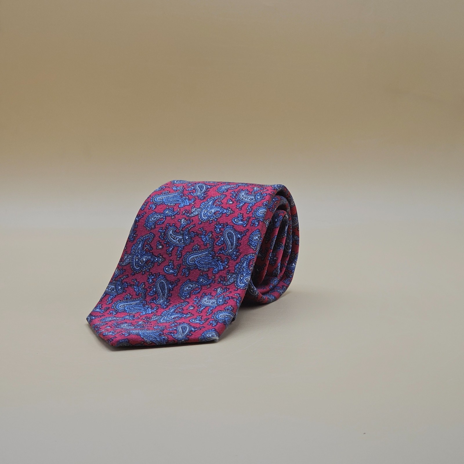 56.5in x 3.25in Christian Dior Neck Tie Silk Red Paisley Silk USA