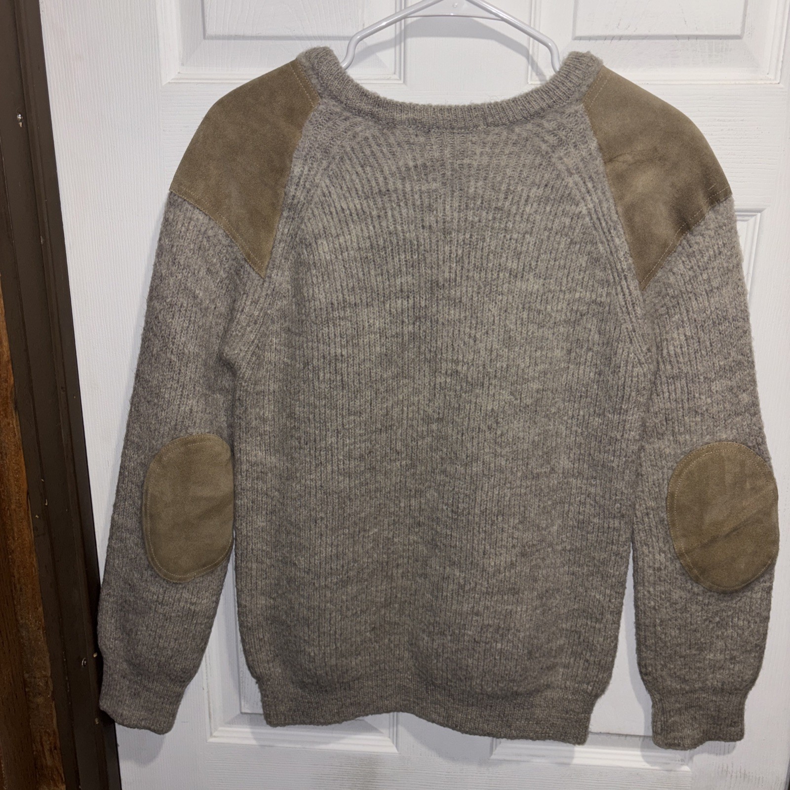 Peregrine Sweater Men’s Medium Suede Shoulder Elbow Patches England Wool Knit