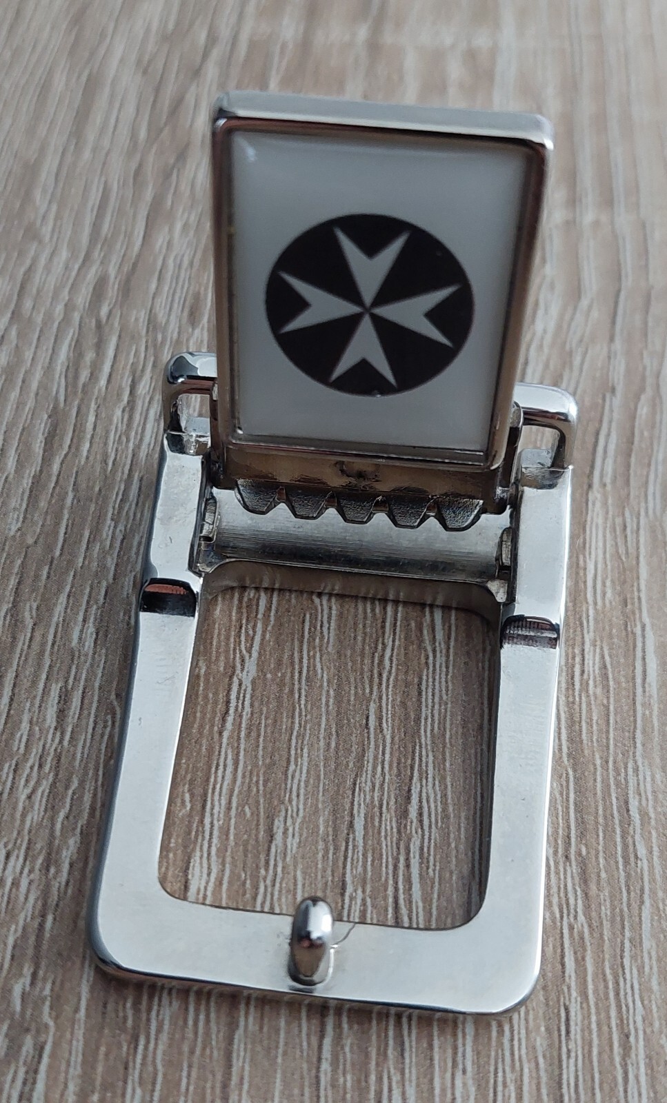VTG St. John Ambulance Belt Buckle, size 4.6 x 3.2 cm/ 1.8 x 1.3 in, used, UK