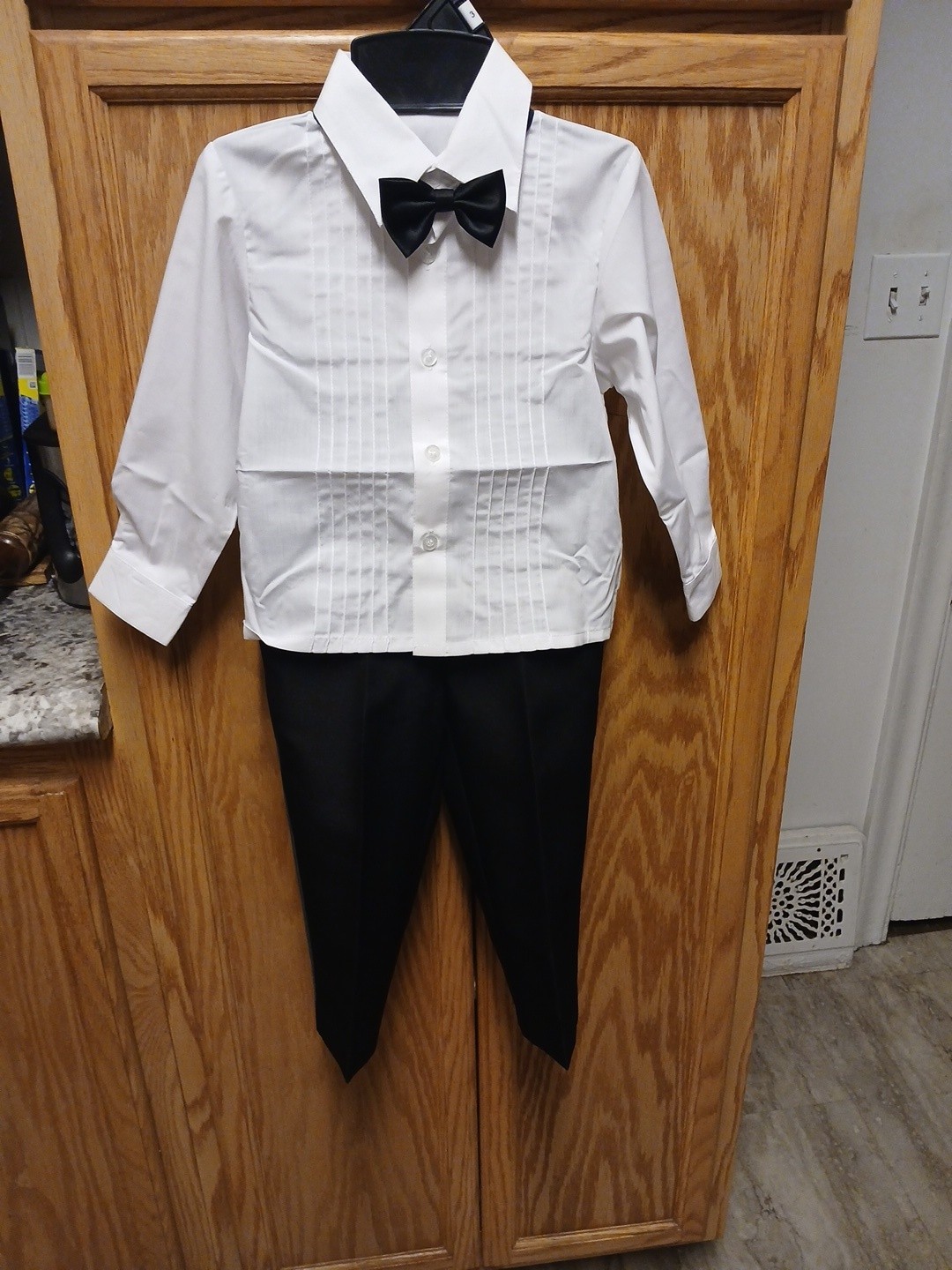 Mens Warehouse Toddler Tuxedo 5 Piece Set Size 3T-NWT