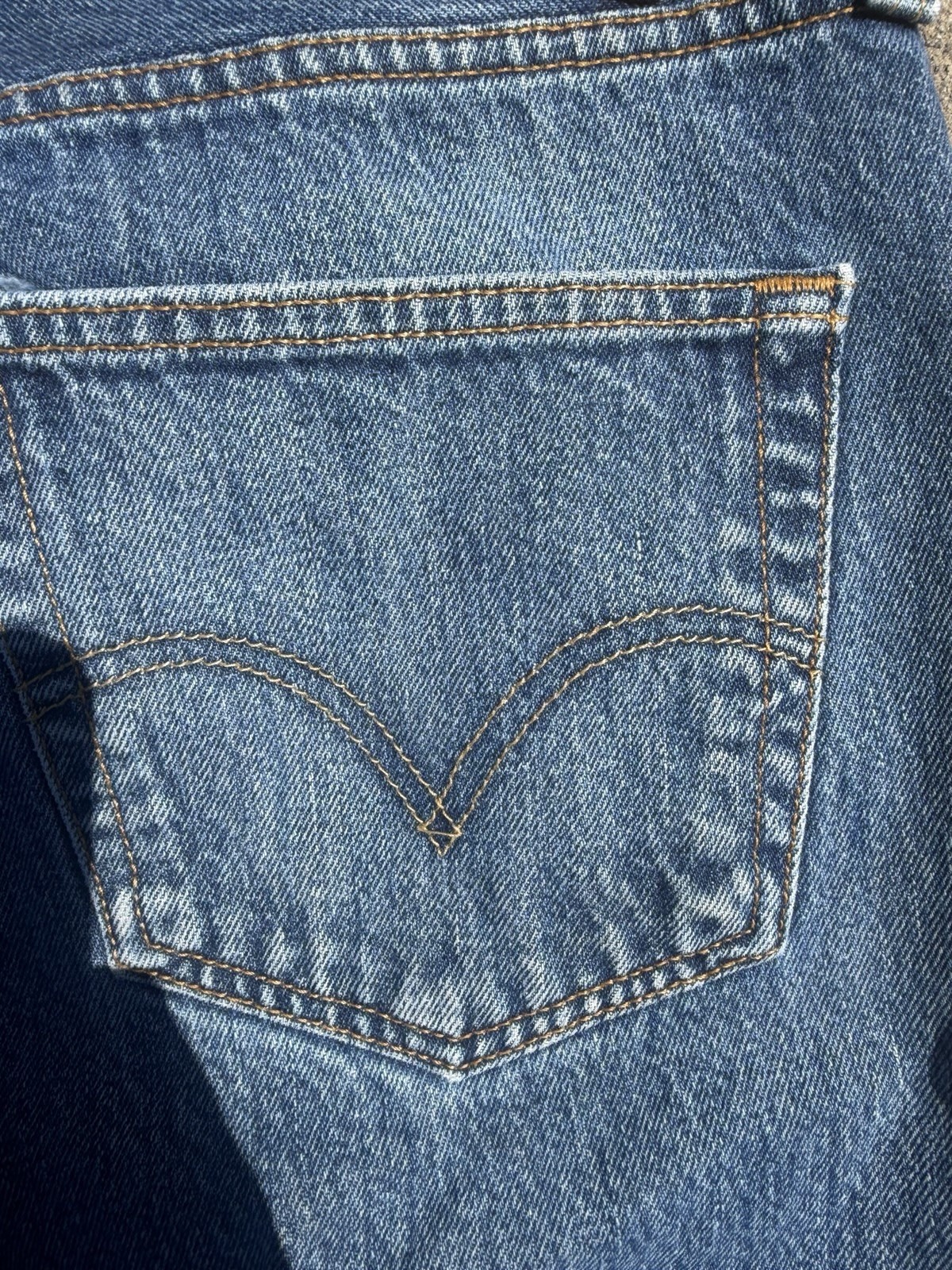 Vintage Levi’s 501 boot cut jeans button fly, dark blue wash size 34