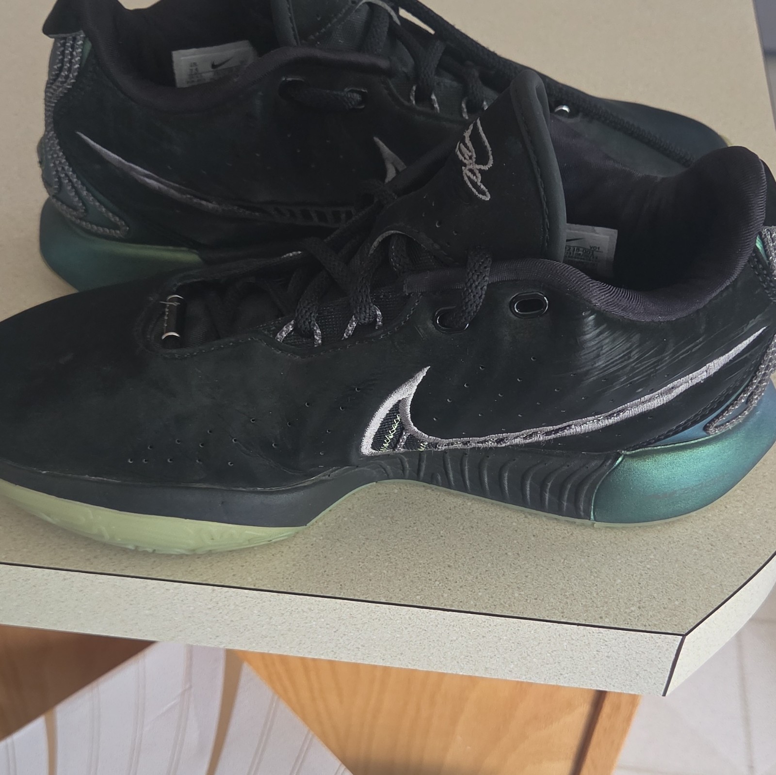 Nike LeBron XXI Men’s Low Top Leather Lace-Up Cushioned Tahitian Black Green