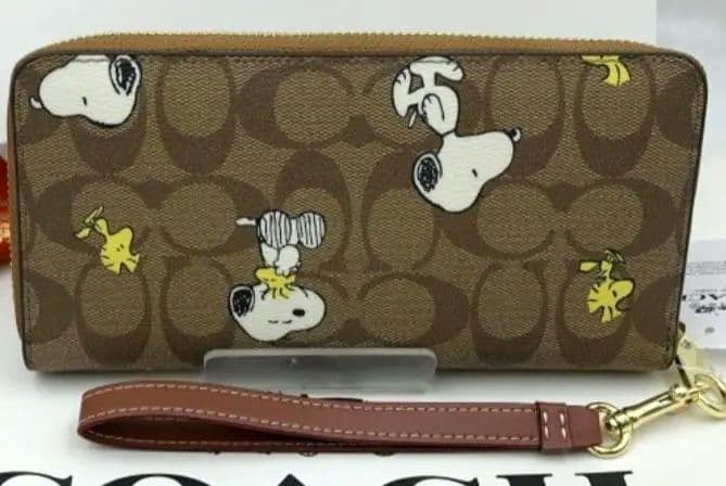 Brand new unused and unopened COACH Snoopy collaboration long wallet signature
