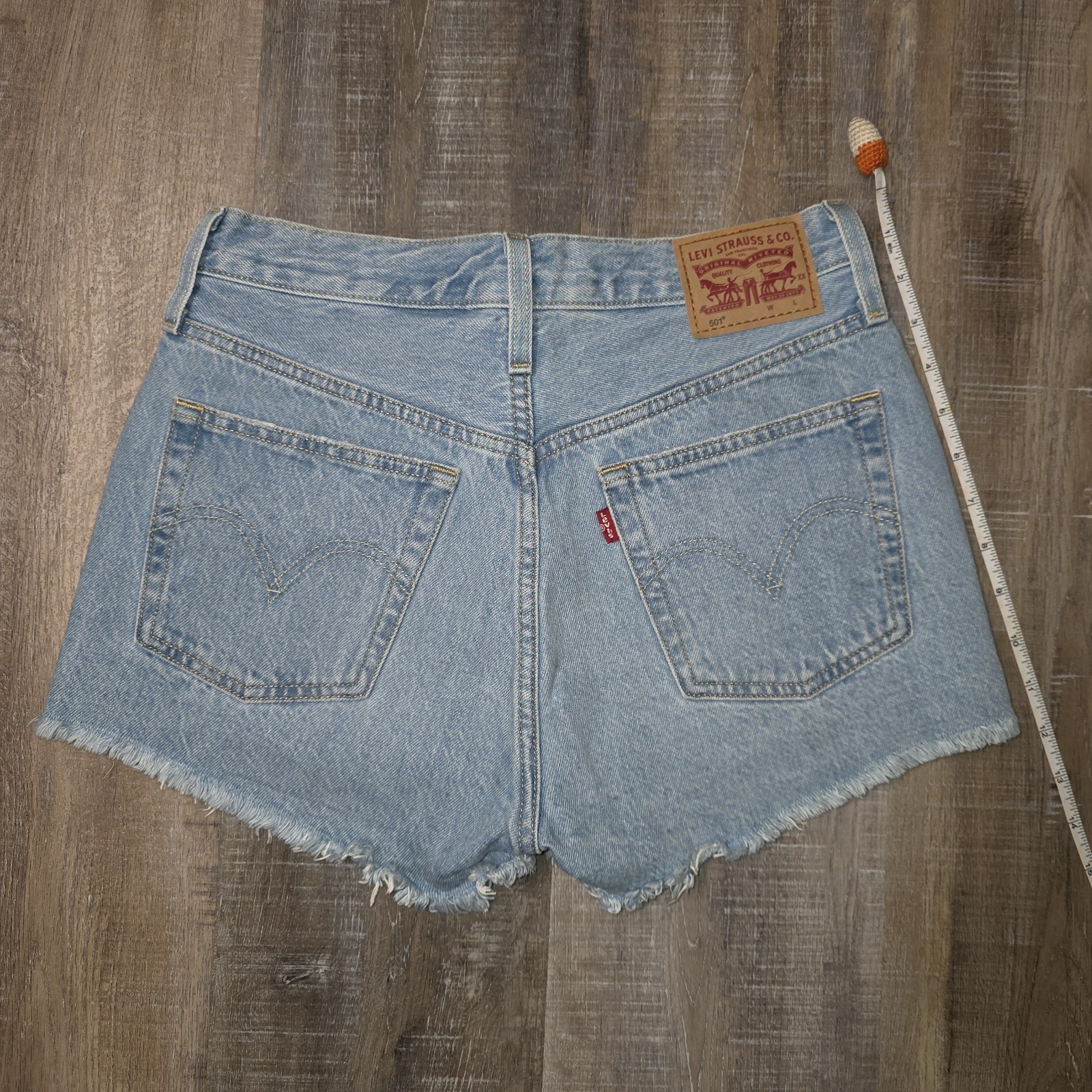 Levi’s 501s Cut Off Jean Shorts Size 26″ × 2″ Medium Wash Denim Womens Cotton