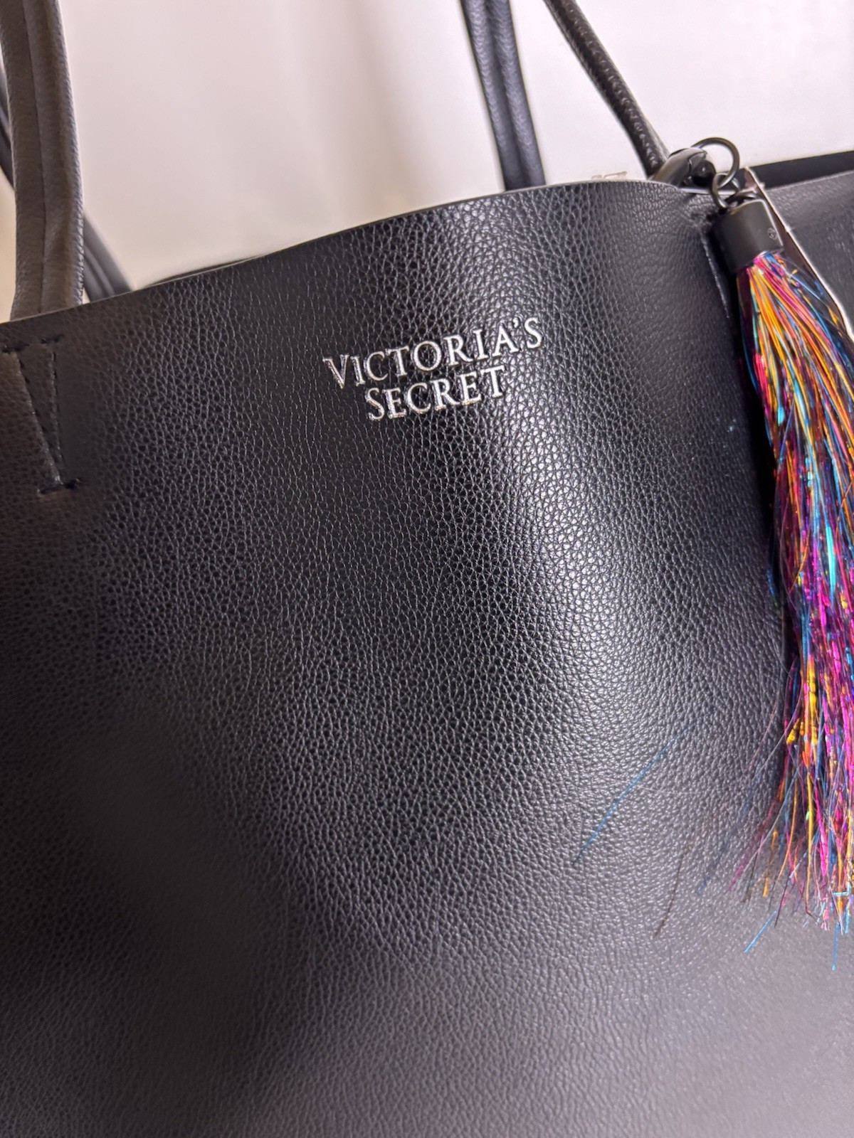 VICTORIA SECRET BLK XL Pebbled Tote Travel Bag w/ Rainbow Sparkle Tassel Charm