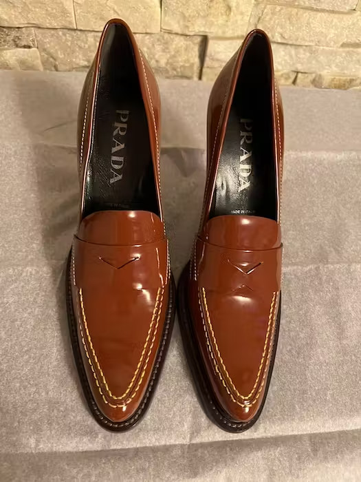 PRADA PATENT-LEATHER PUMPS ITALY 35 1/2 US SIZE 5 1/2