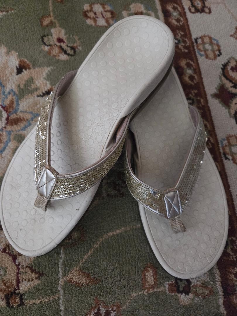 VIONIC TIDE FLIP FLOP,GOLD, SIZE 7