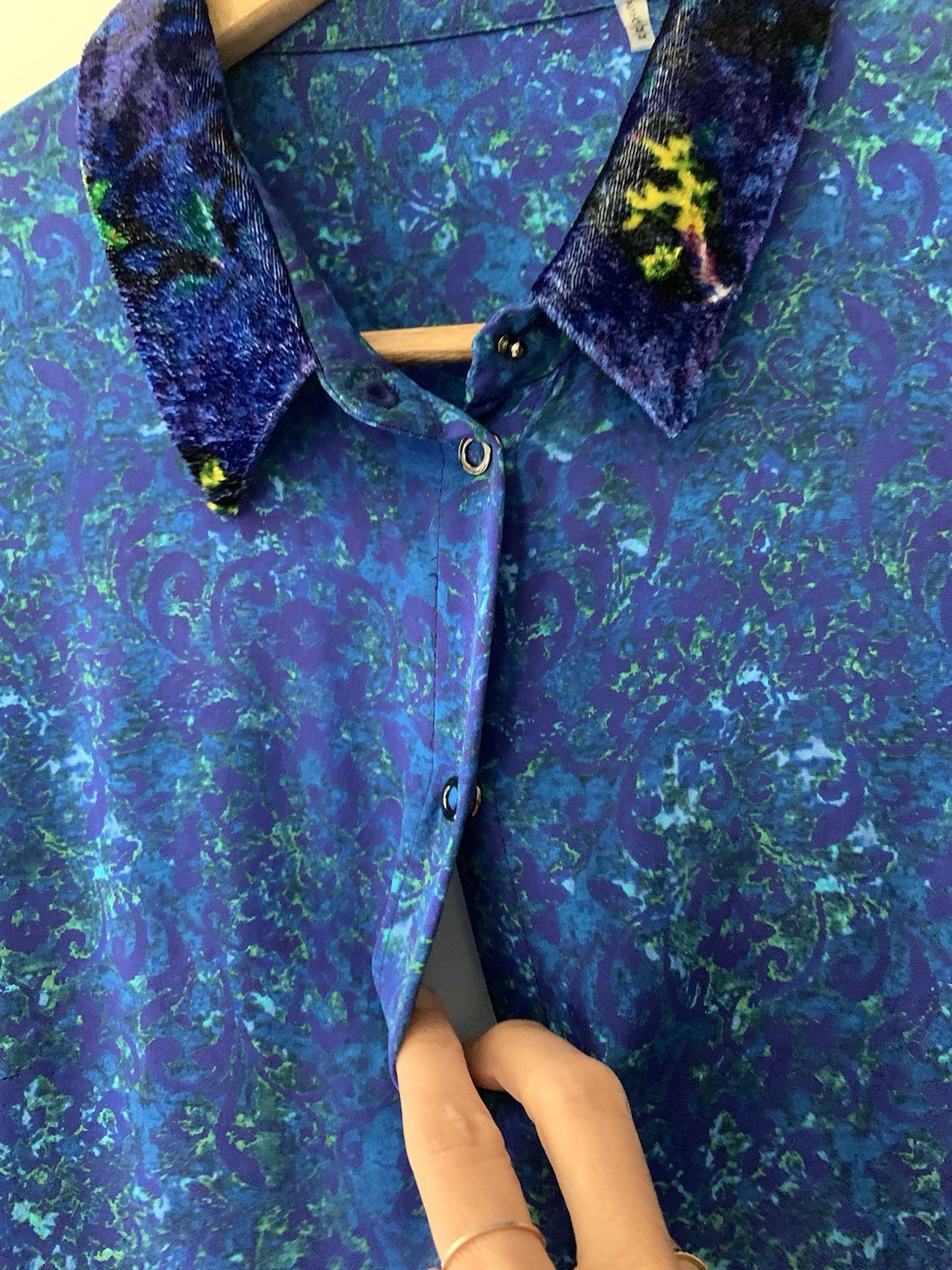 Elie Tahari 100% Silk Blouse M Velvet Cuffs And Collar Open Back Snap Buttons