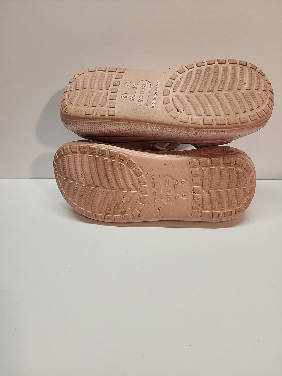 Women’s Crocs Classic Crush Shimmer Sandals in a rose gold color Sz W9 M7