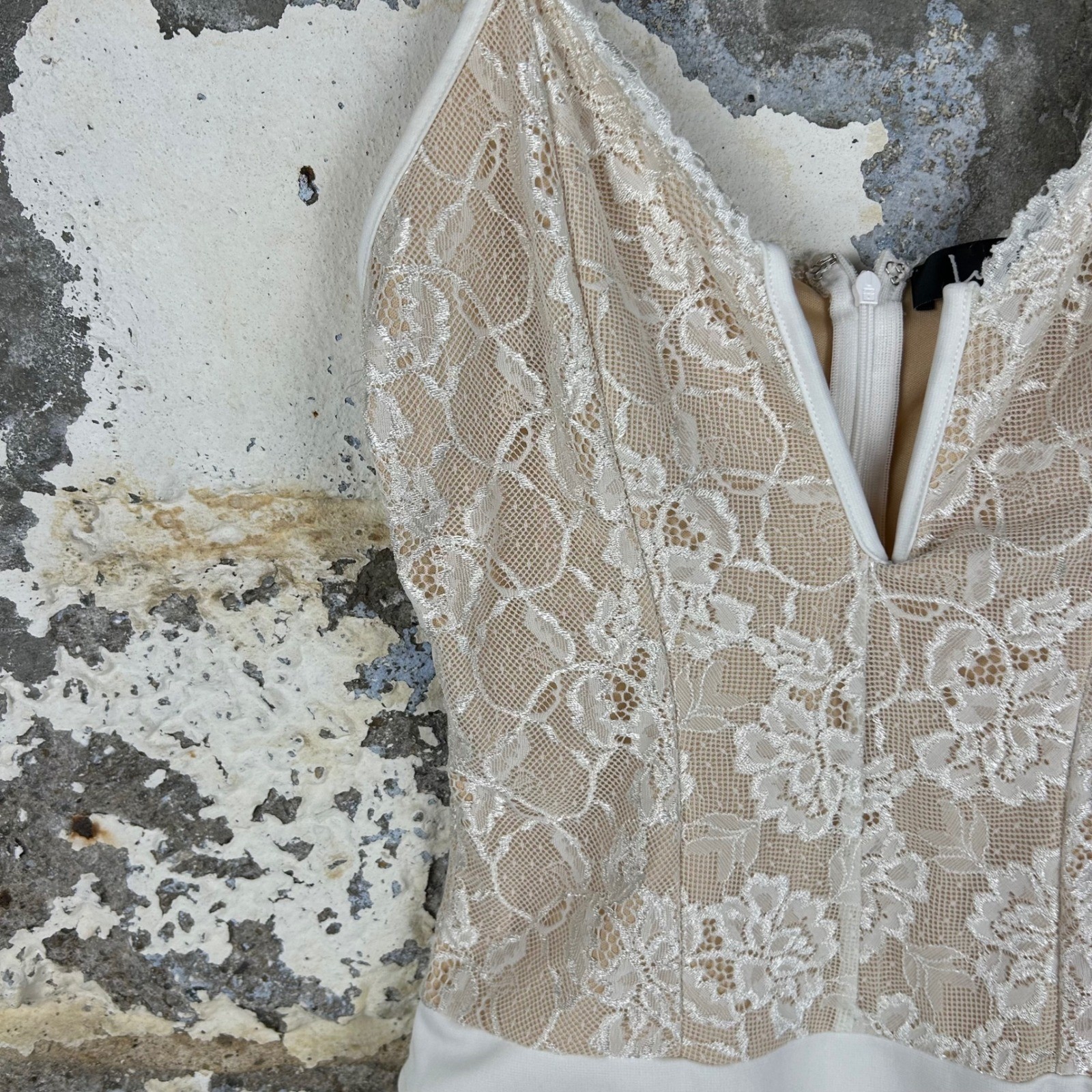 Lulus White Floral Lace Deep V-Neck Bodysuit Small Adjustable Straps Nude Lining