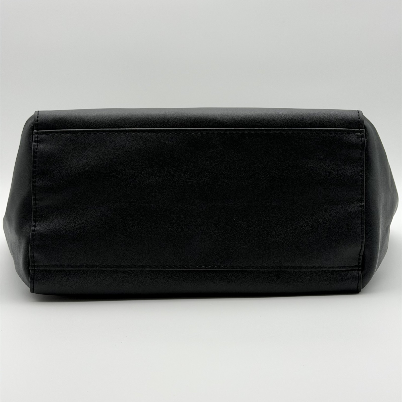 GIVENCHY Tote bag leather black Not available in Japan Magnetic button closure
