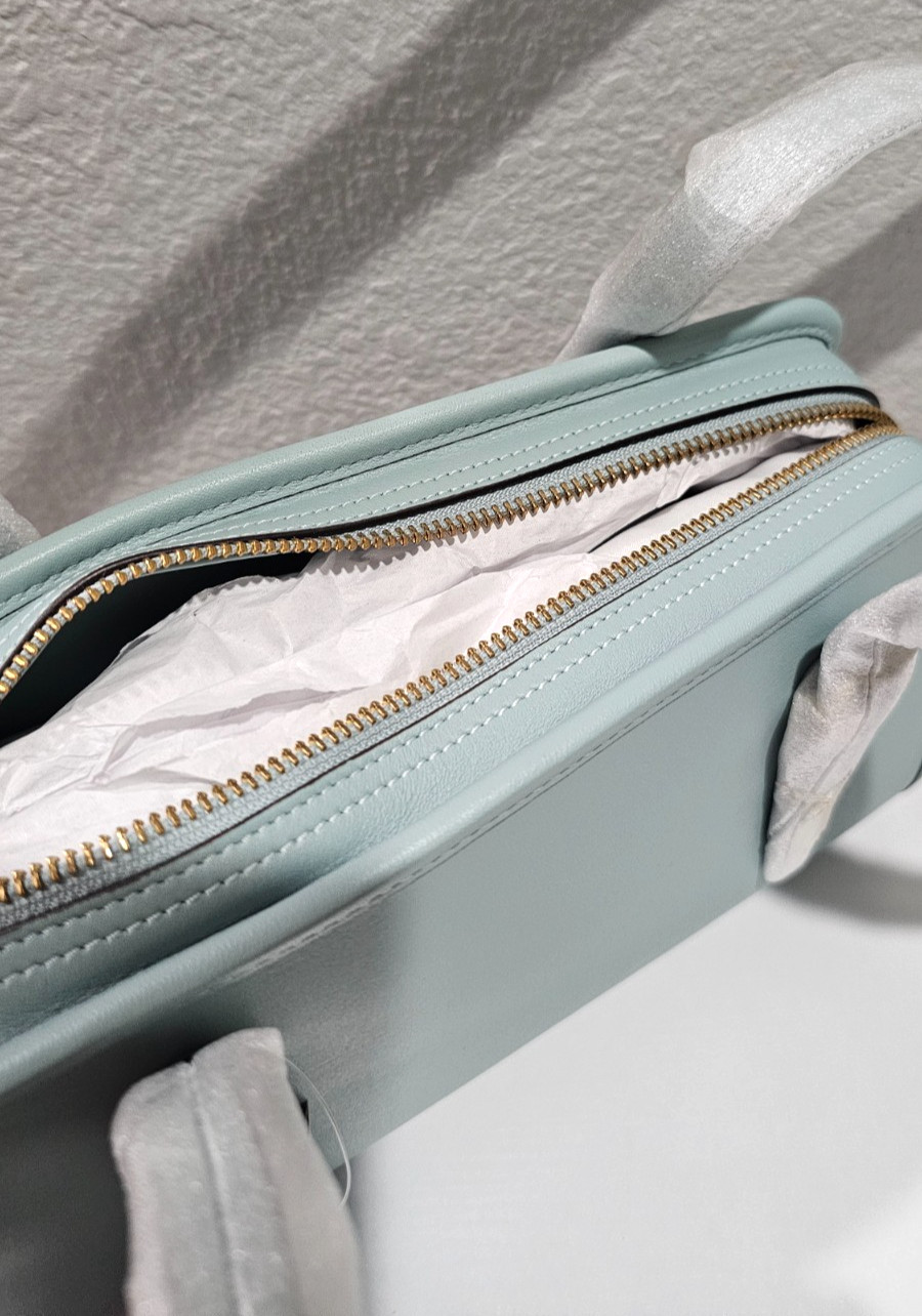 COACH NWT CM565 Swing Zip 25 Shoulder Bag LIGHT BLUE Glovetanned Leather