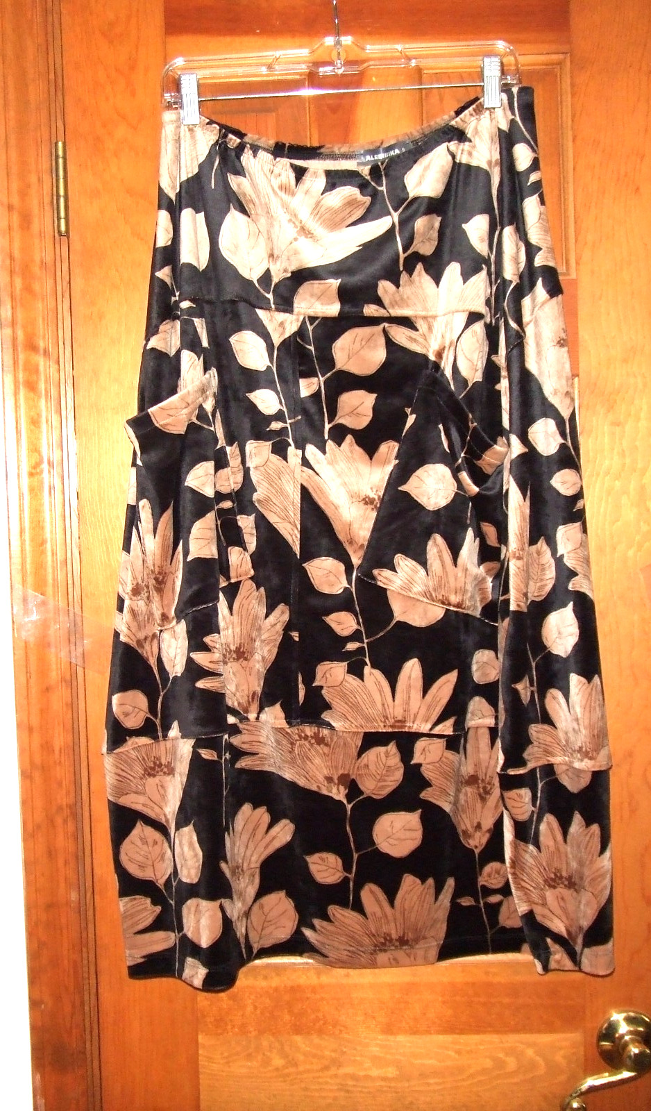 ALEMBIKA floral print velour barrel midi skirt w/elastic waist. Size 5-XL.