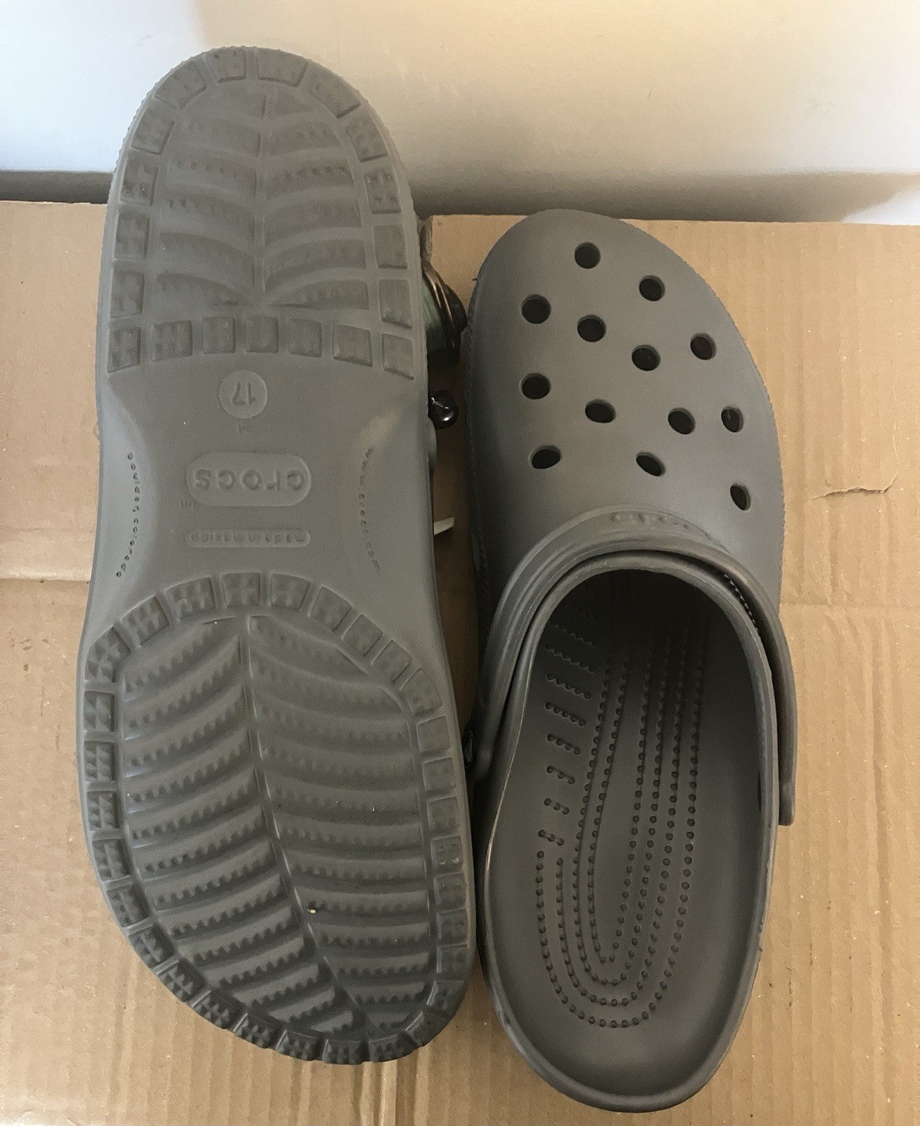 Crocs Classic Men’s US 17 Gray Clog Sandal Slip-On Synthetic Upper Logo