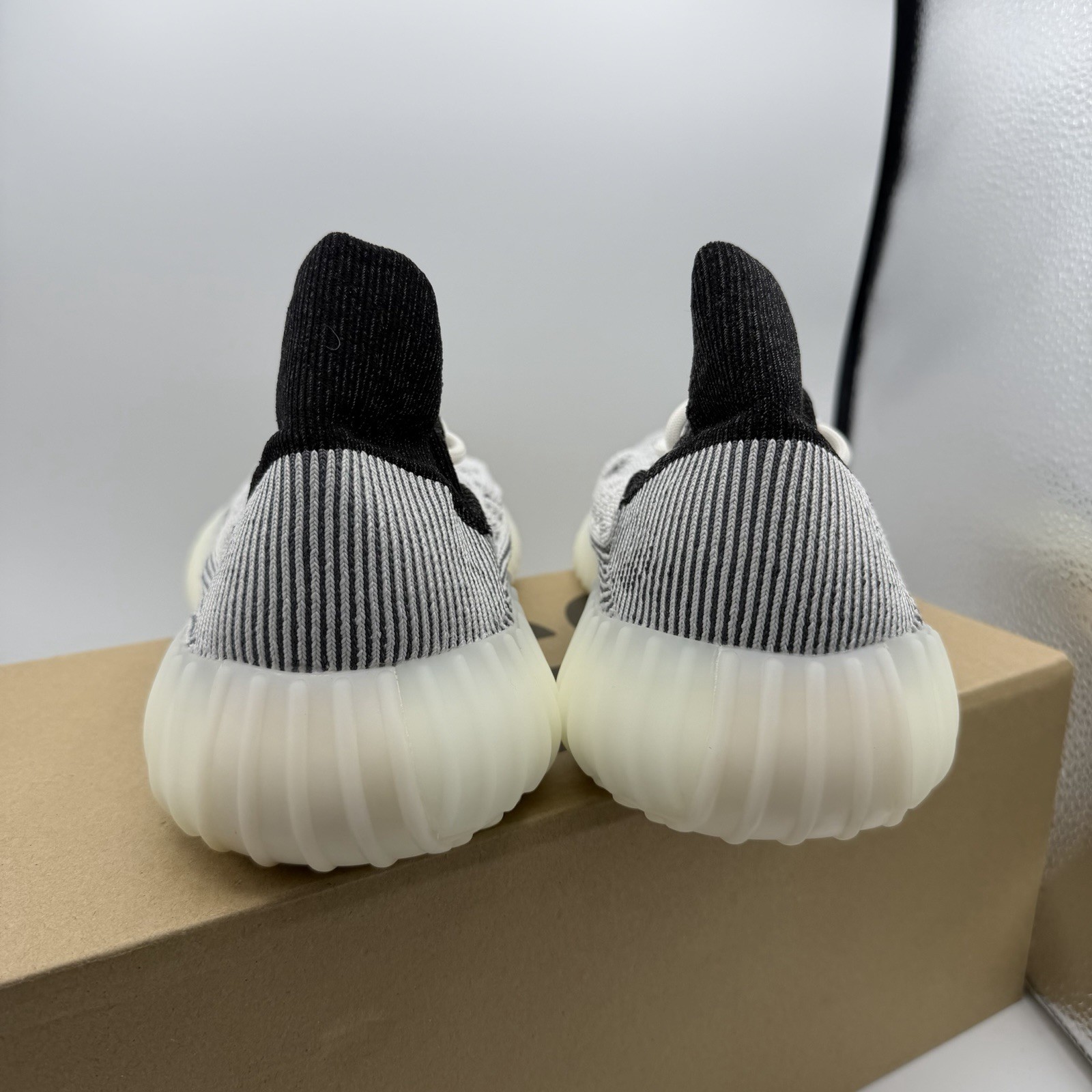 Pre-owned Adidas Yeezy Boost 350 V2 Men’s Sneakers US Size 11.5 (IG9608)