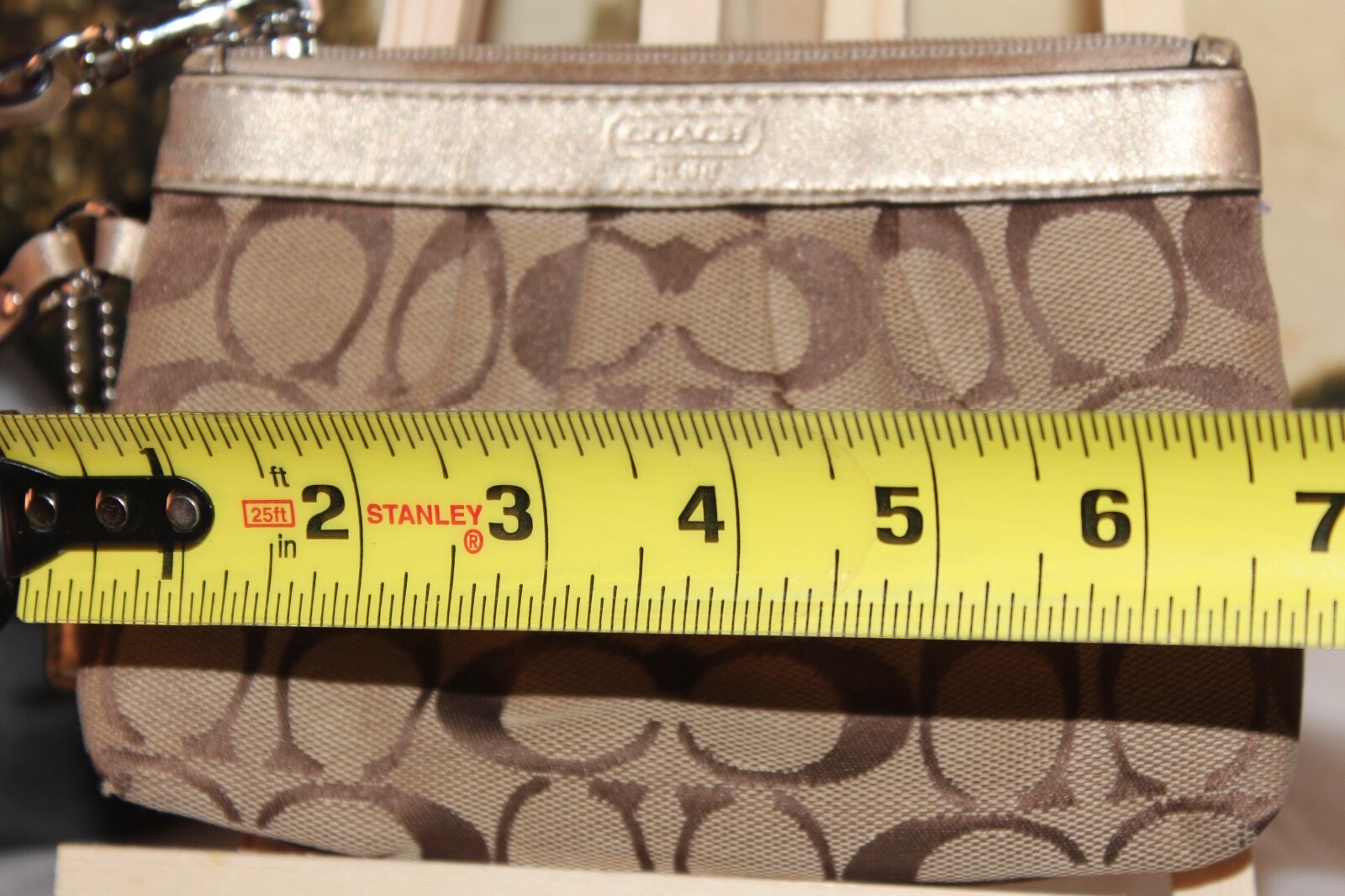 👛CHIC COACH KHAKI CC MONOGRAM WRISTLET!👛