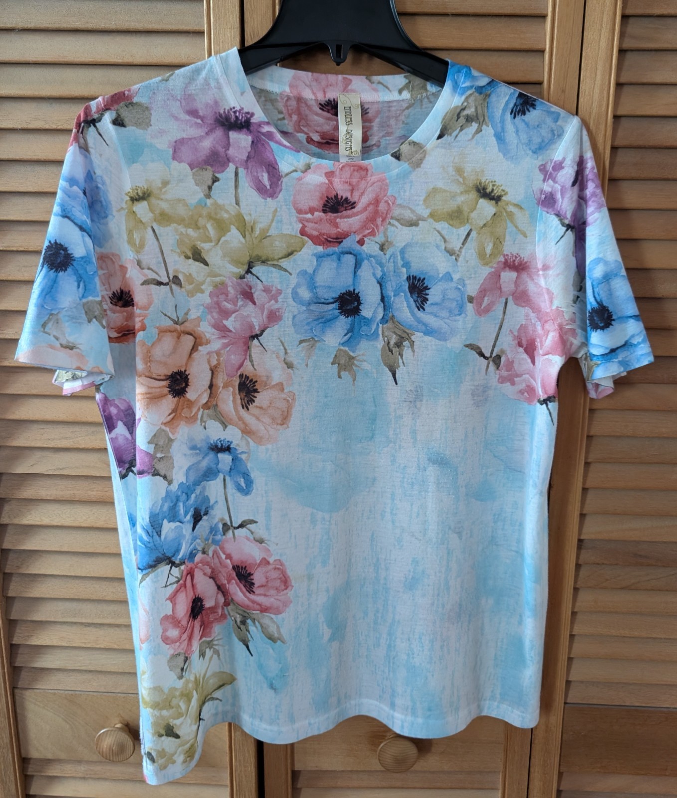 Women’s Endless Designs Pastel Multi-Colored Floral Print S/S Top – Size Medium