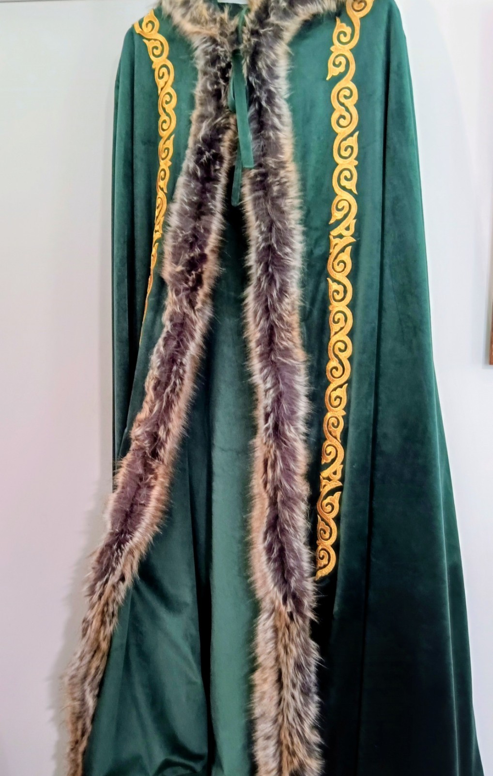 Santa Claus Cape ..One Size fits most. New. Elegant green, lined On both sides.