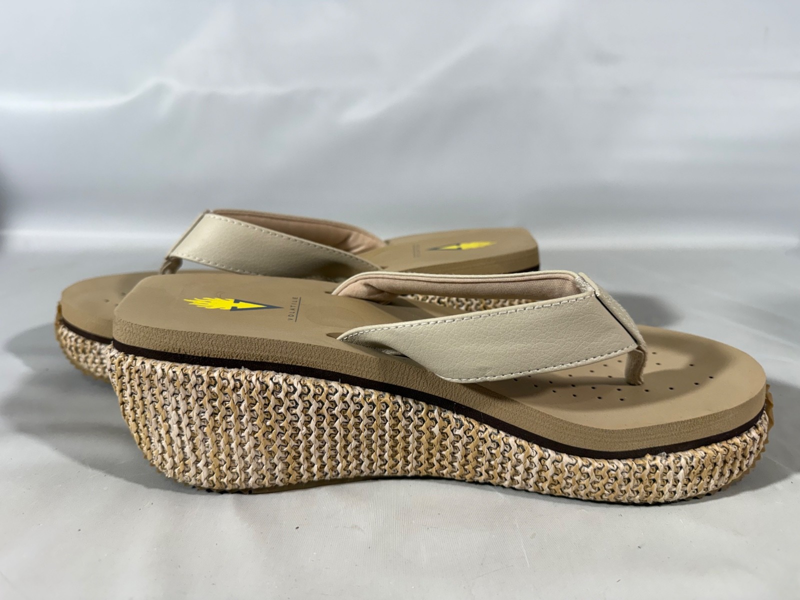Volatile Island 2 Platform Wedge Sandals Slides Womens Sz 9 Raffia Thong Cream n