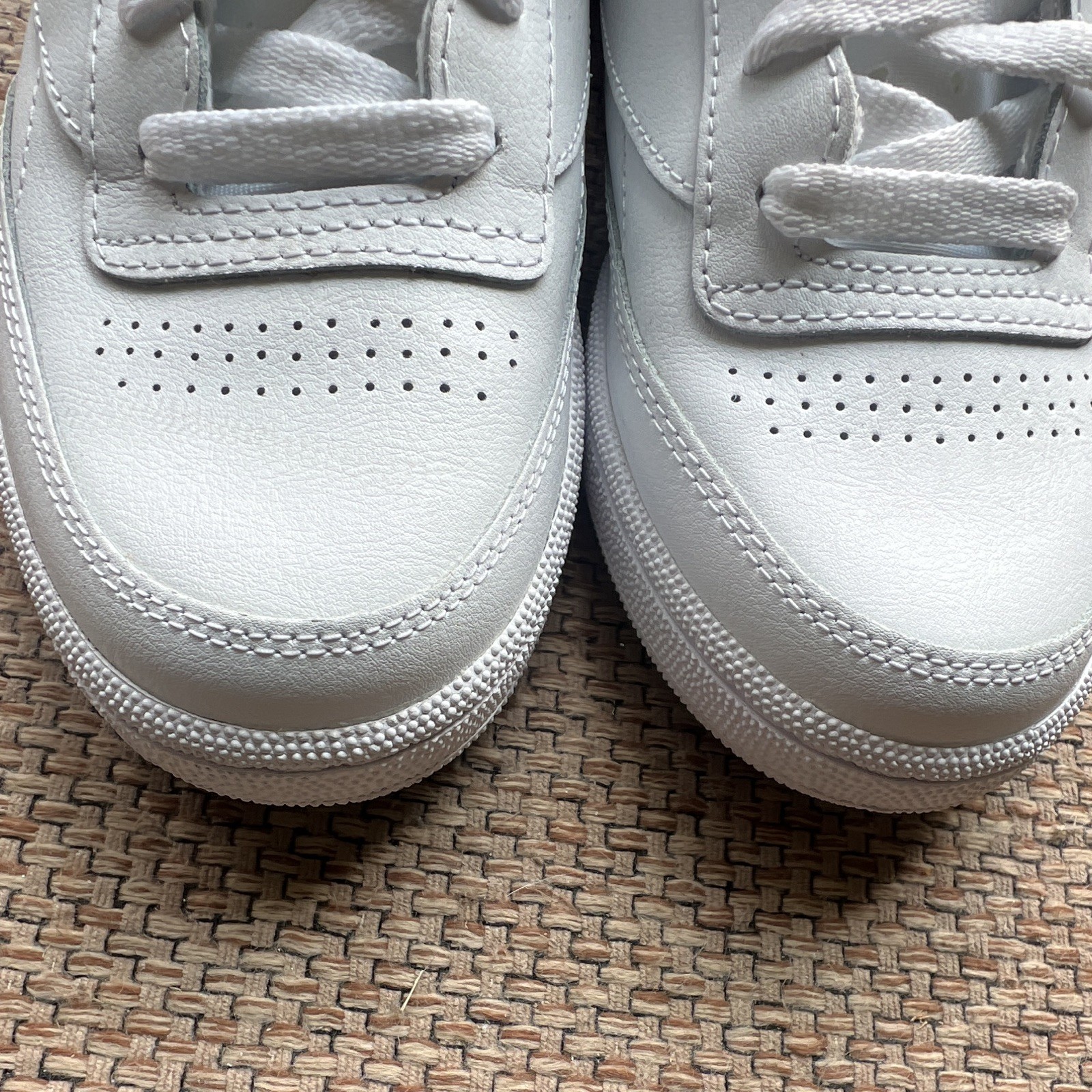 Reebok Classic White Lace-Up Low Top Solid Sneaker Men’s Activewear Casual