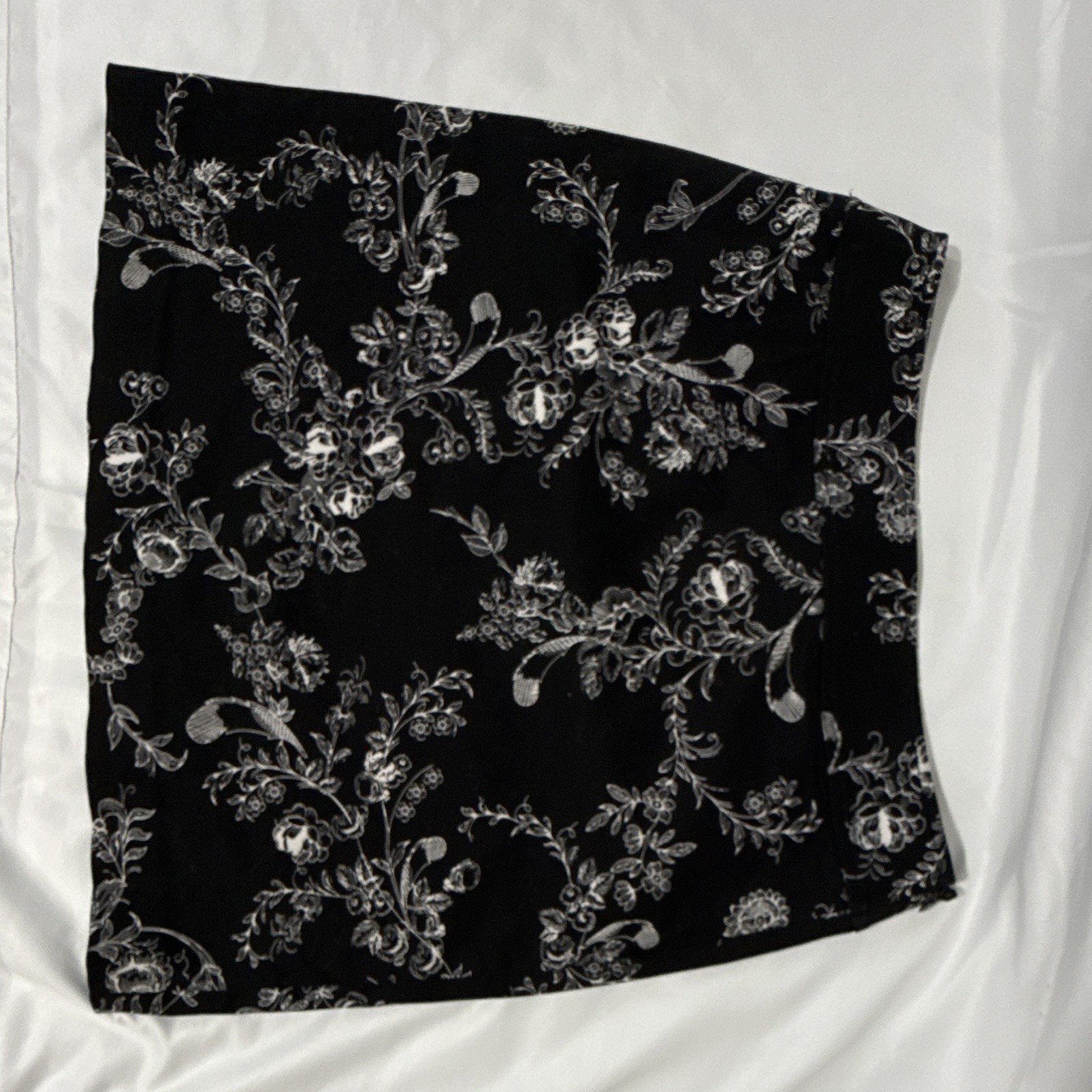 Rafaella Women’s Black/White Floral Knit Pencil Skirt Knee Length Size 10