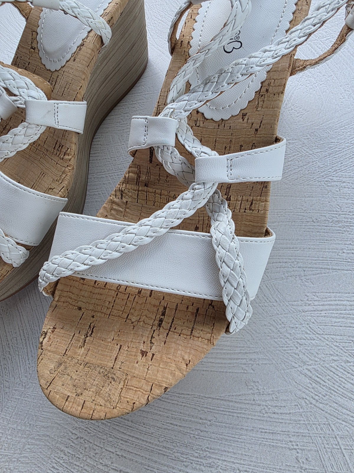 BareTraps White Mairi Wedge Sandals with Multi-Strap Size 9.5M Summer Boho