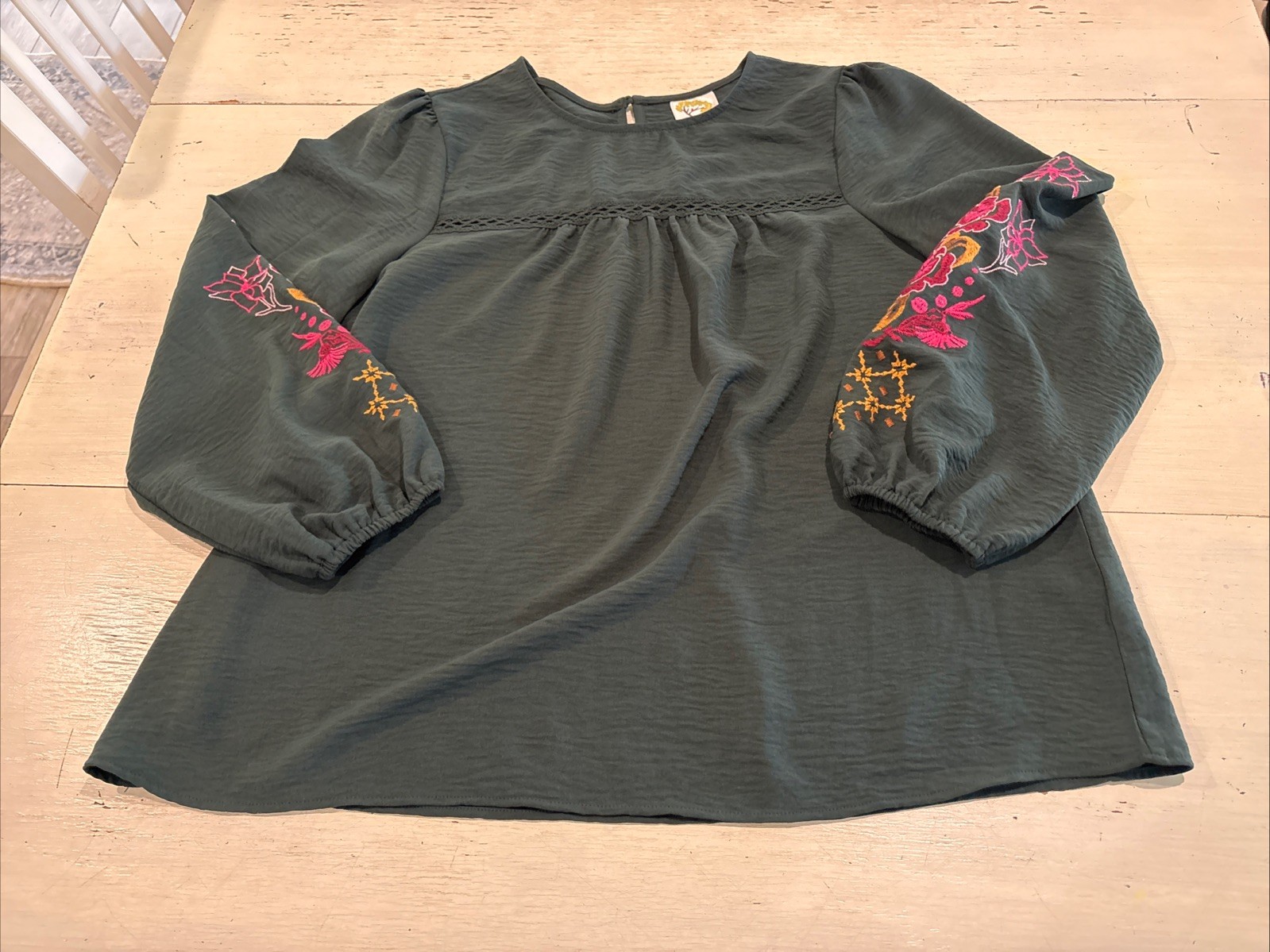Fig and Flower Anthropologie Top Womens M Medium Boho Green Embroidered Sleeves