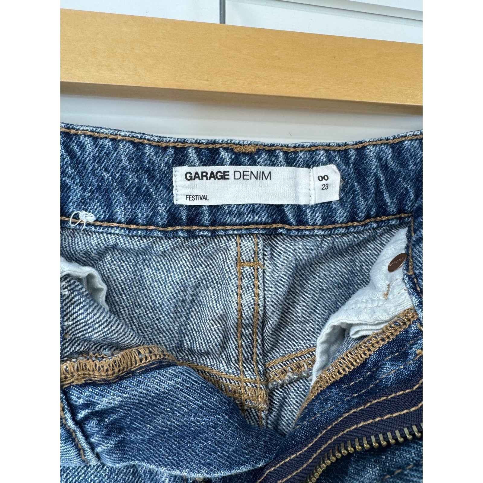 Garage Festival Denim Shorts Distressed Raw Hem Medium Wash Blue Womens Size 00