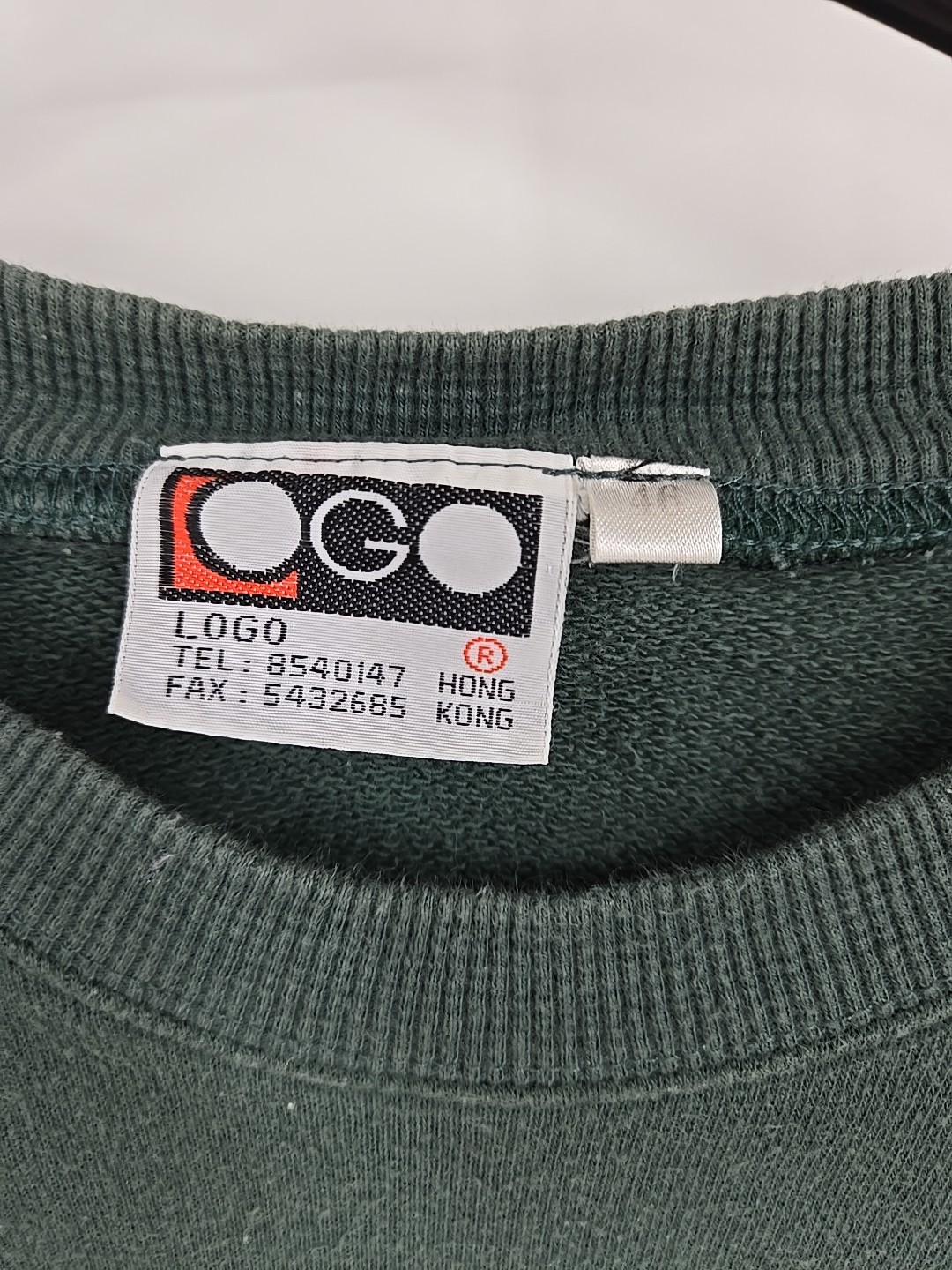 Vintage Mad Dogs Pub Hong Kong Kowloon Sweatshirt Size 46 Green Crop Fray