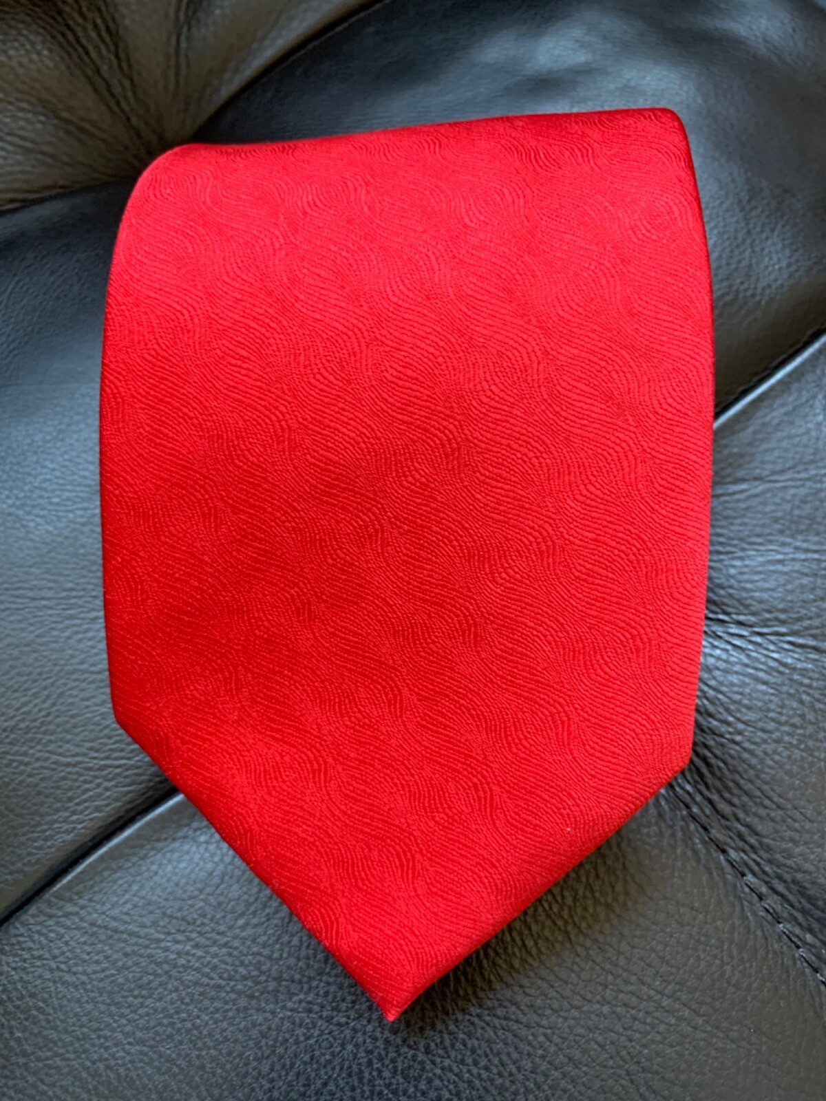Men’s UOMO VENETTO 100% Silk Tie Necktie Red Festive Holidays 3.75″x57.5″