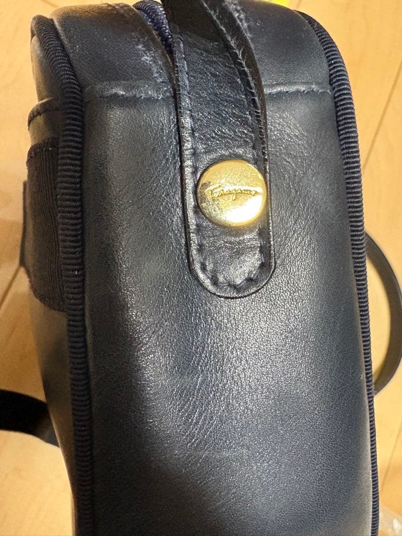 Ferragamo Navy Leather Shoulder Bag Gold Hardware 6.3×8.3×2.8in Used