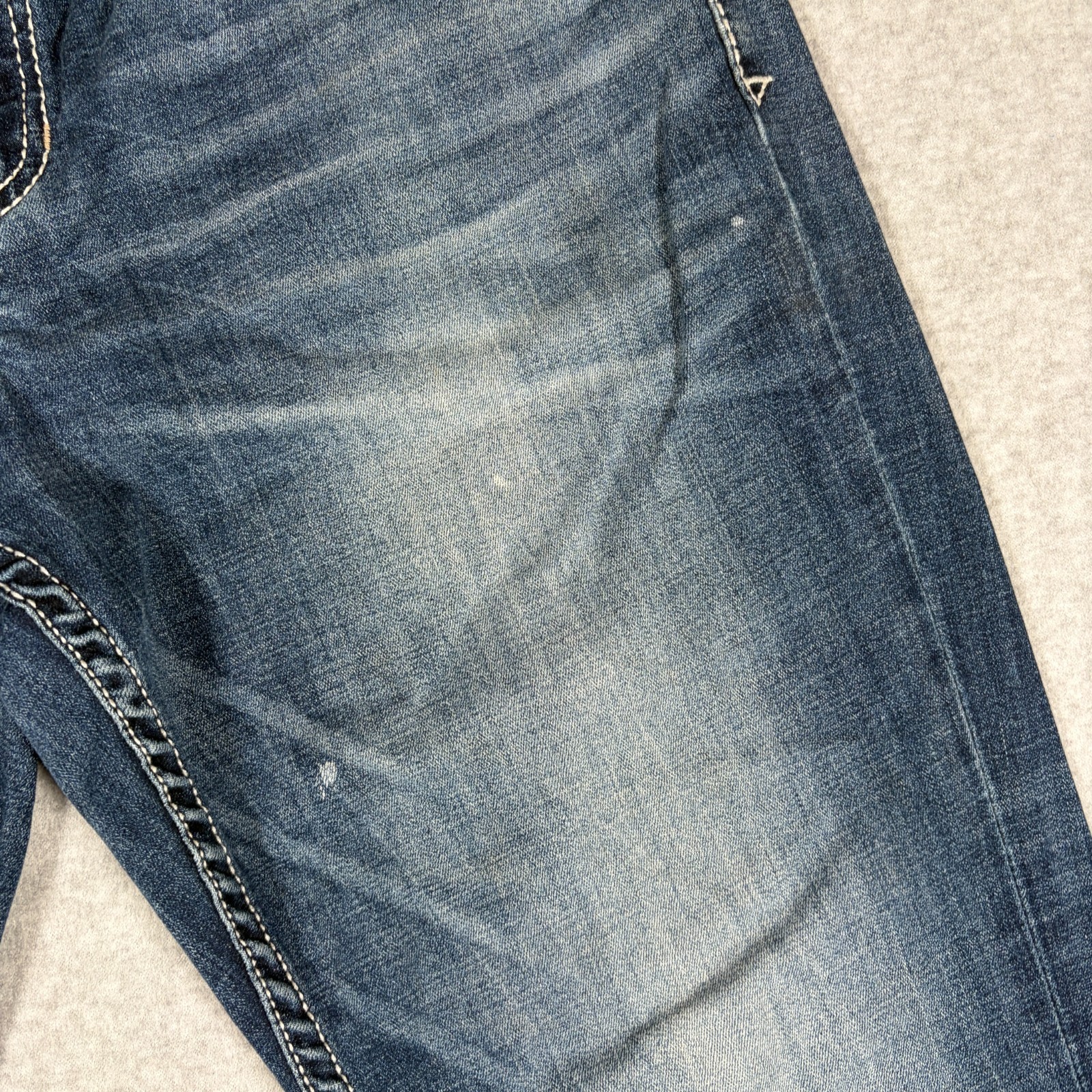 Buckle BKE Tyler Jeans Mens 34S (Fits 32×30) Blue Whiskered Denim Straight Leg