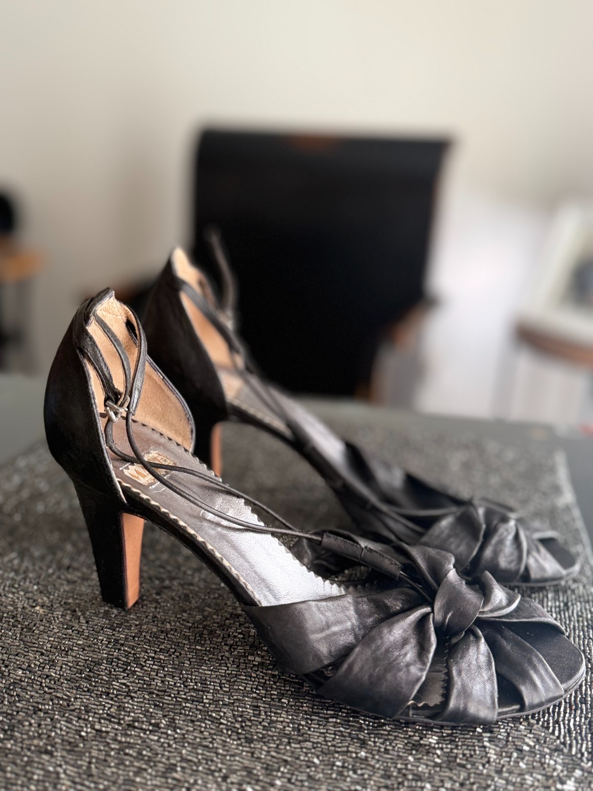 MAPE leather peep toe heeled heels. Color: MEEP
