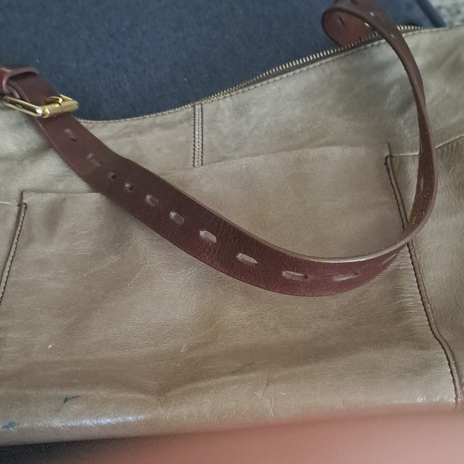 HOBO Large Beige Shoulder Bag Brown Strap Floral Lining Gold Hardware Zip