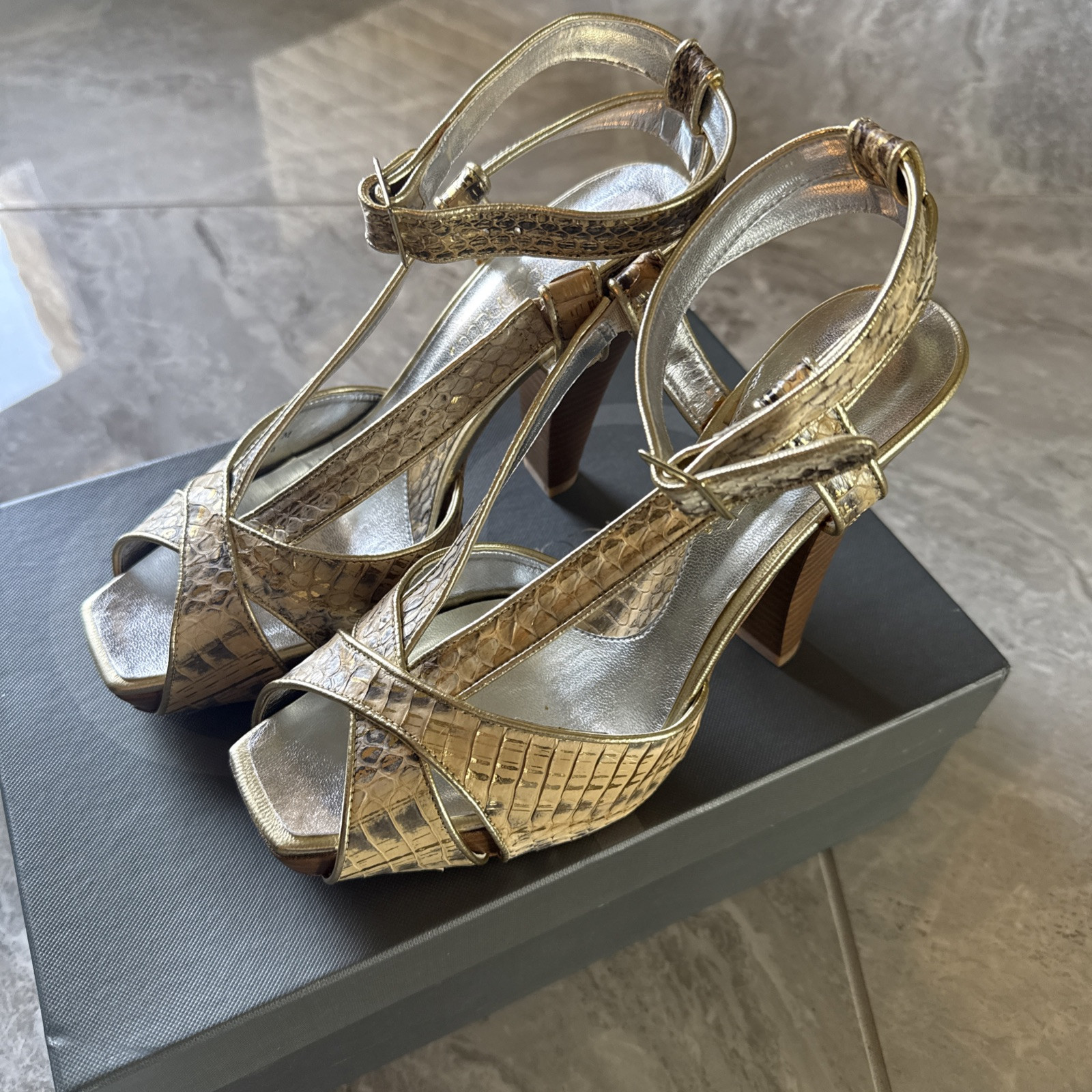 $180 JESSICA BENNETT Halston Platform Sandals Heels Shoes NEW Gold ~ Size 7.5