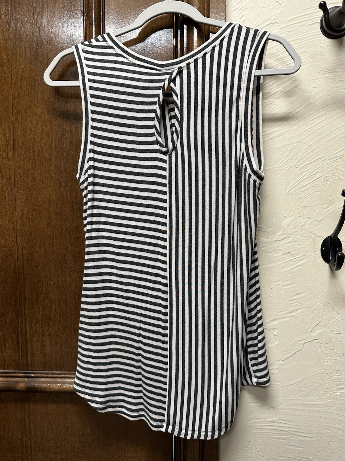 Cabi Small Sleeveless Black White Tank