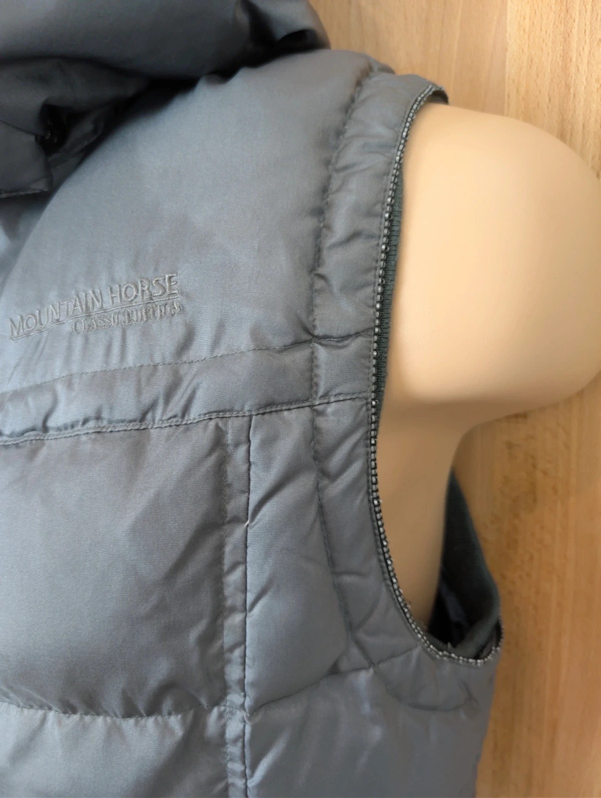 Mountain Horse grey down/feather padded hooded gilet. Womens Small. DN2047