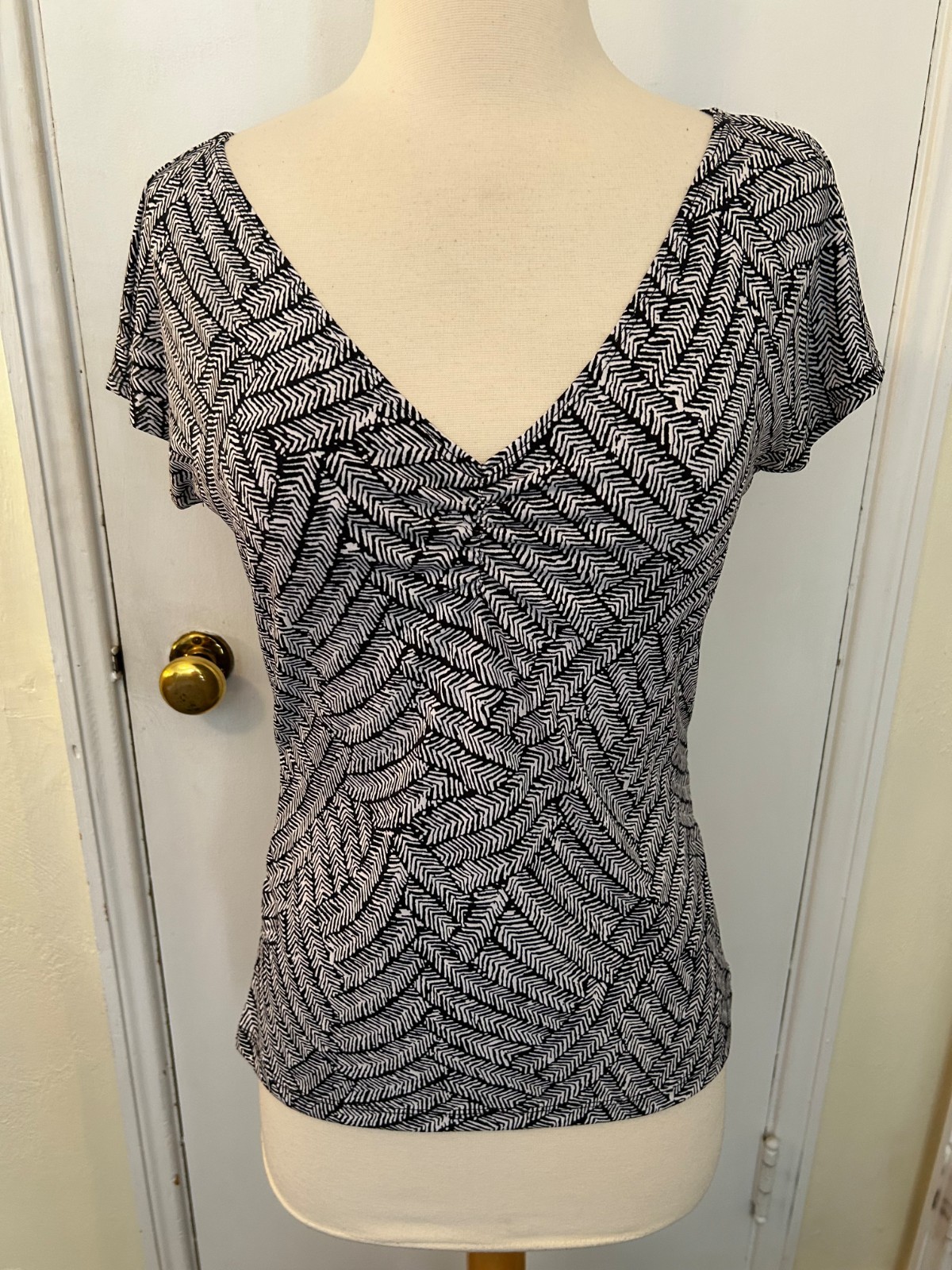 AXCESS TOP-SIZE SMALL-BLACK-WHITE-STRETCH-SHORT SLEEVES