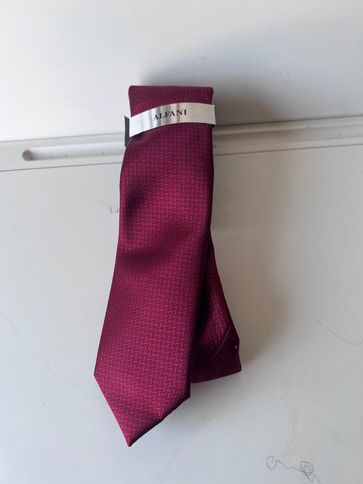 $69 New Alfani Men’s Edson Mini-Link Neck Tie Burgundy Size One