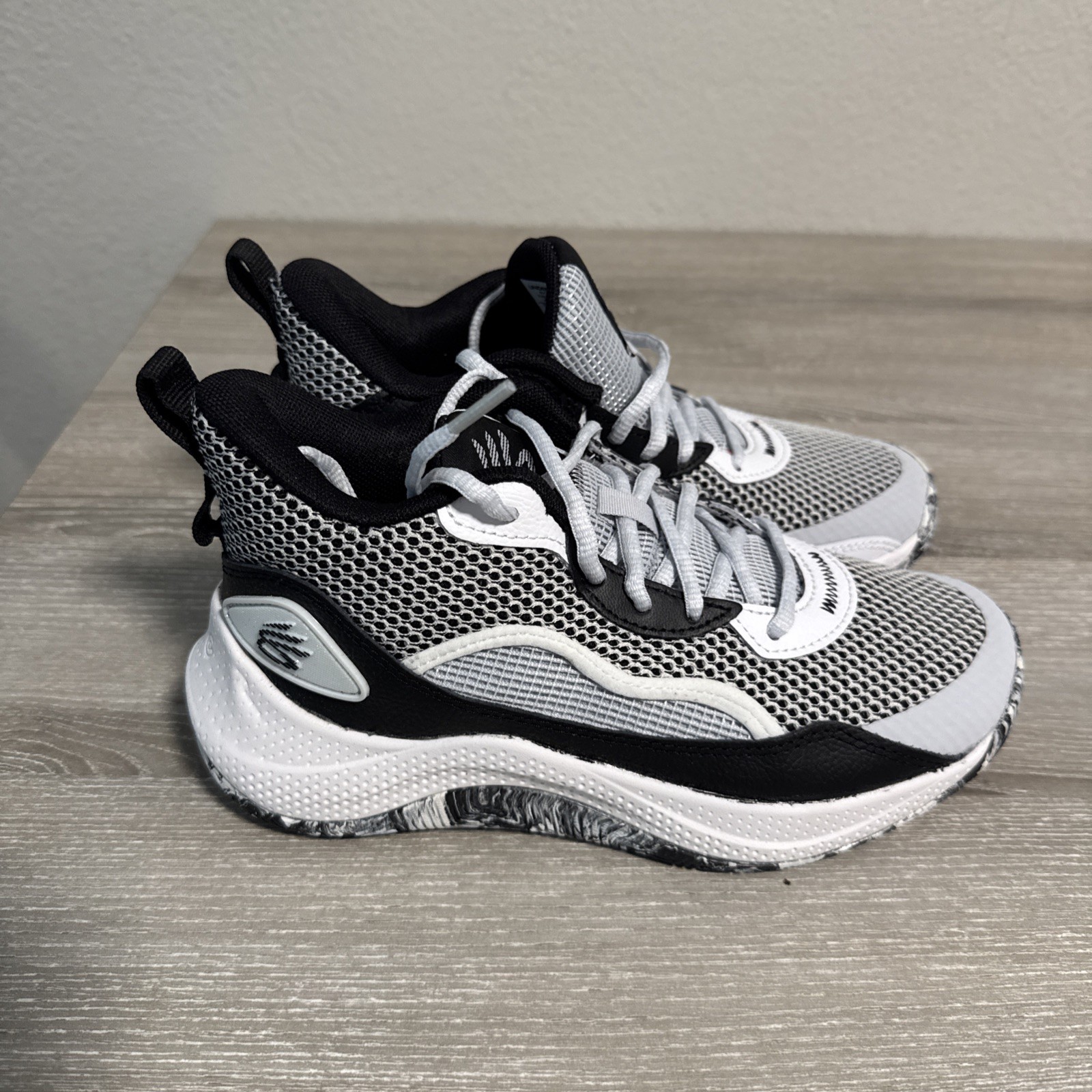Under Armour Curry 3Z 24 Men’s Black And White Basketball Shoes Size 4Y NEW