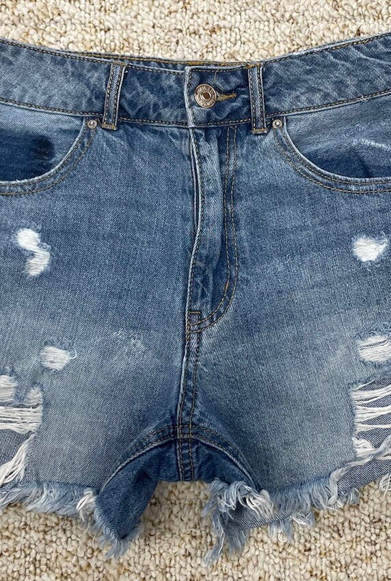 Forever 21 Jean Shorts Women’s Tag Size 28 Distressed Denim Cut Off (Waist 30″)