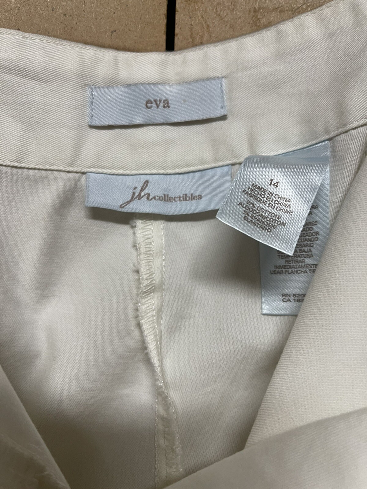 JH Collectibles Size 14 White Capri Zip Front Pants 97% Cotton/ 3% Spandex