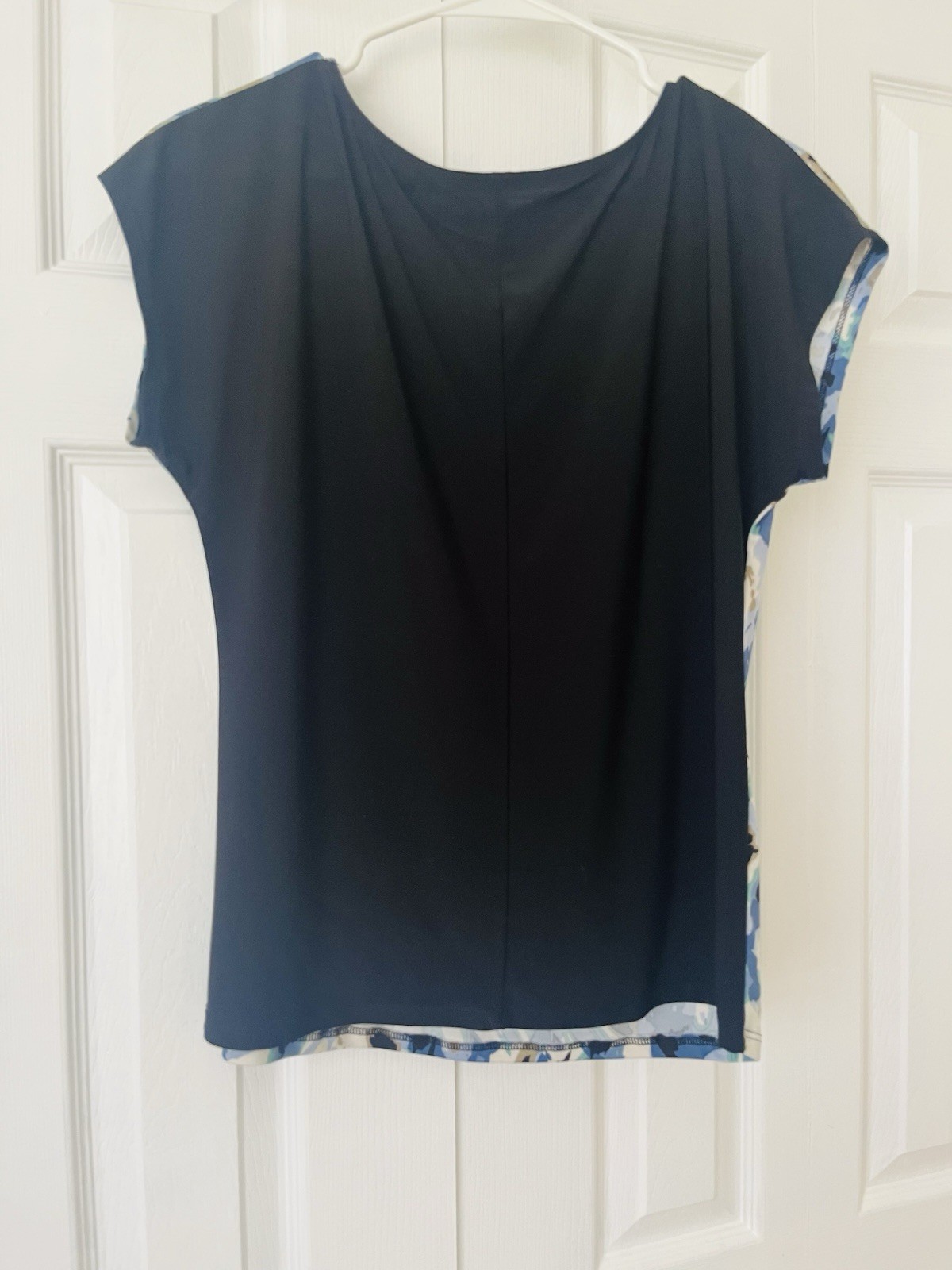 Lily Kayy Women’s Top Printed Front and Solid Black Color Back Size M Pre-owned