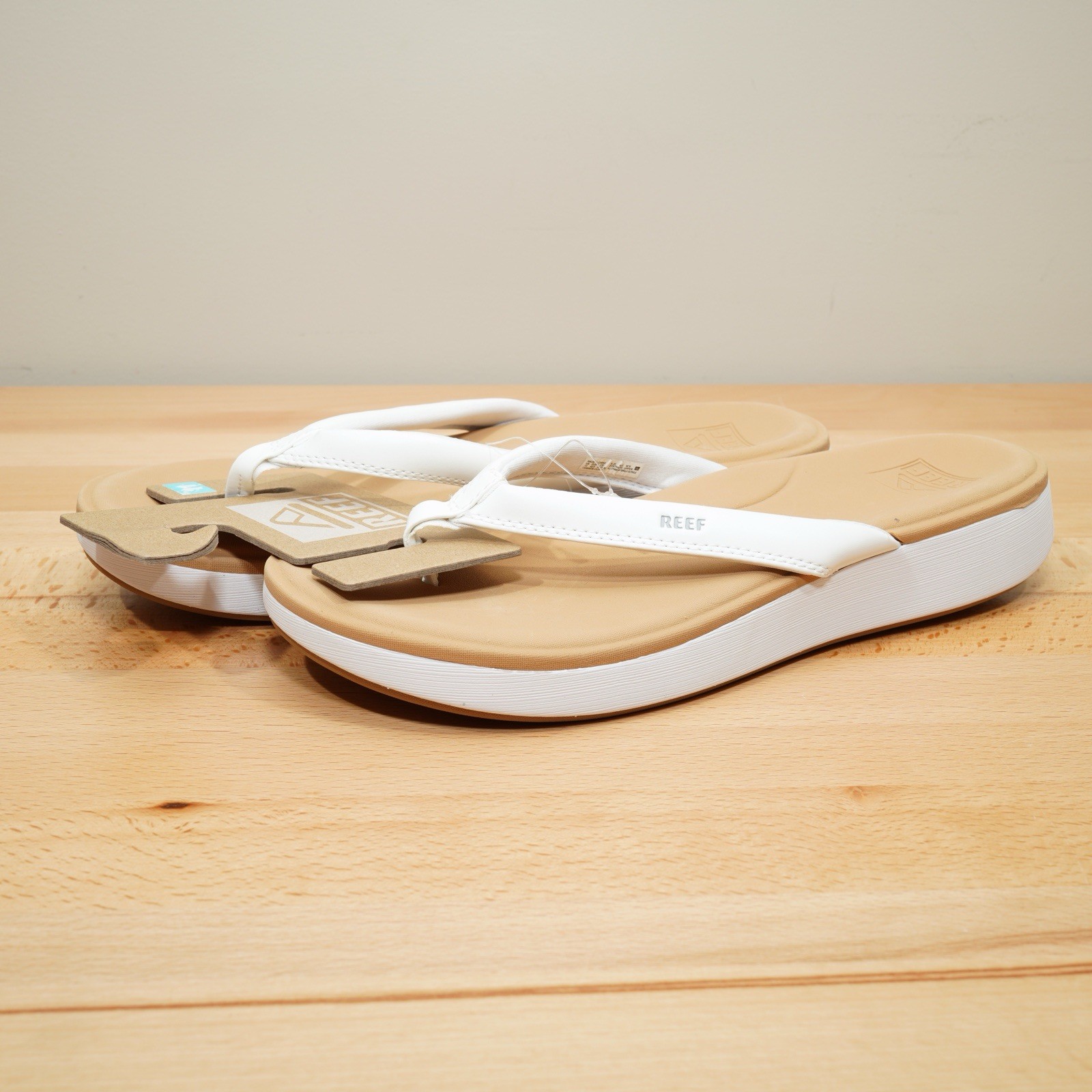 REEF Cushion Cloud Flip Flops Sandals – Women’s 11 – White/Tan **NEW**