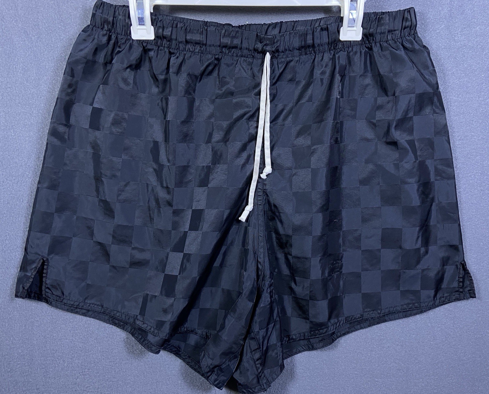 Hibbett Checkered 5″ Woven Flow Above Knee Shorts Men’s XLarge Black Soccer EUC!