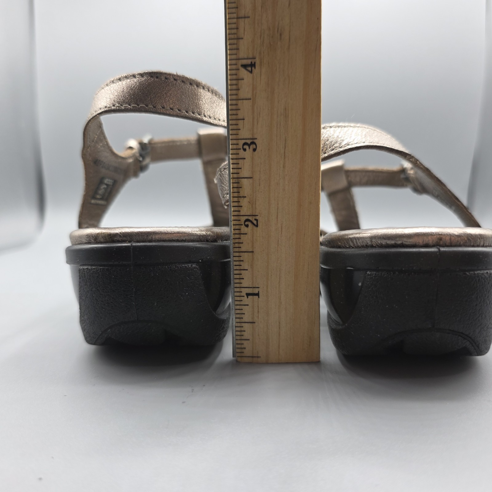 Ecco Flash Sandals Womens 40 Gold Leather T-Strap Comfort Wedge Metallic Buckle