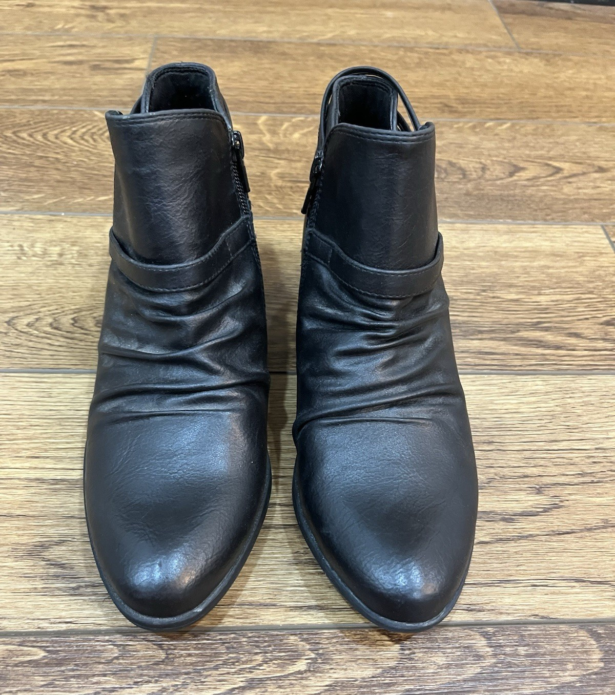 Baretraps Women’s Black Solid Ankle Bootie Almond Toe Side Zip Buckle sz 8