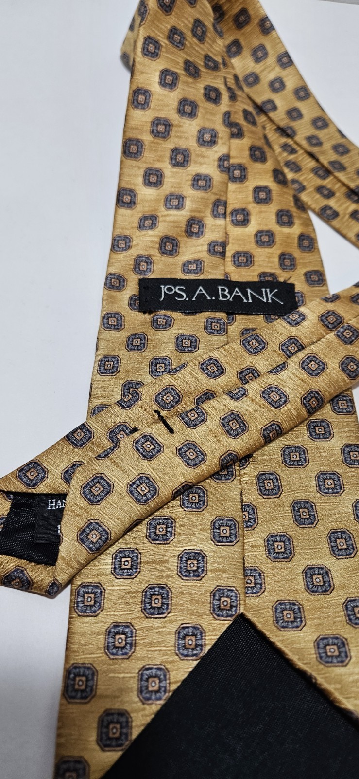 Jos A Banks Men’s Silk Tie Gold With Medalions 59×3 3/4 Wide Made In USA.